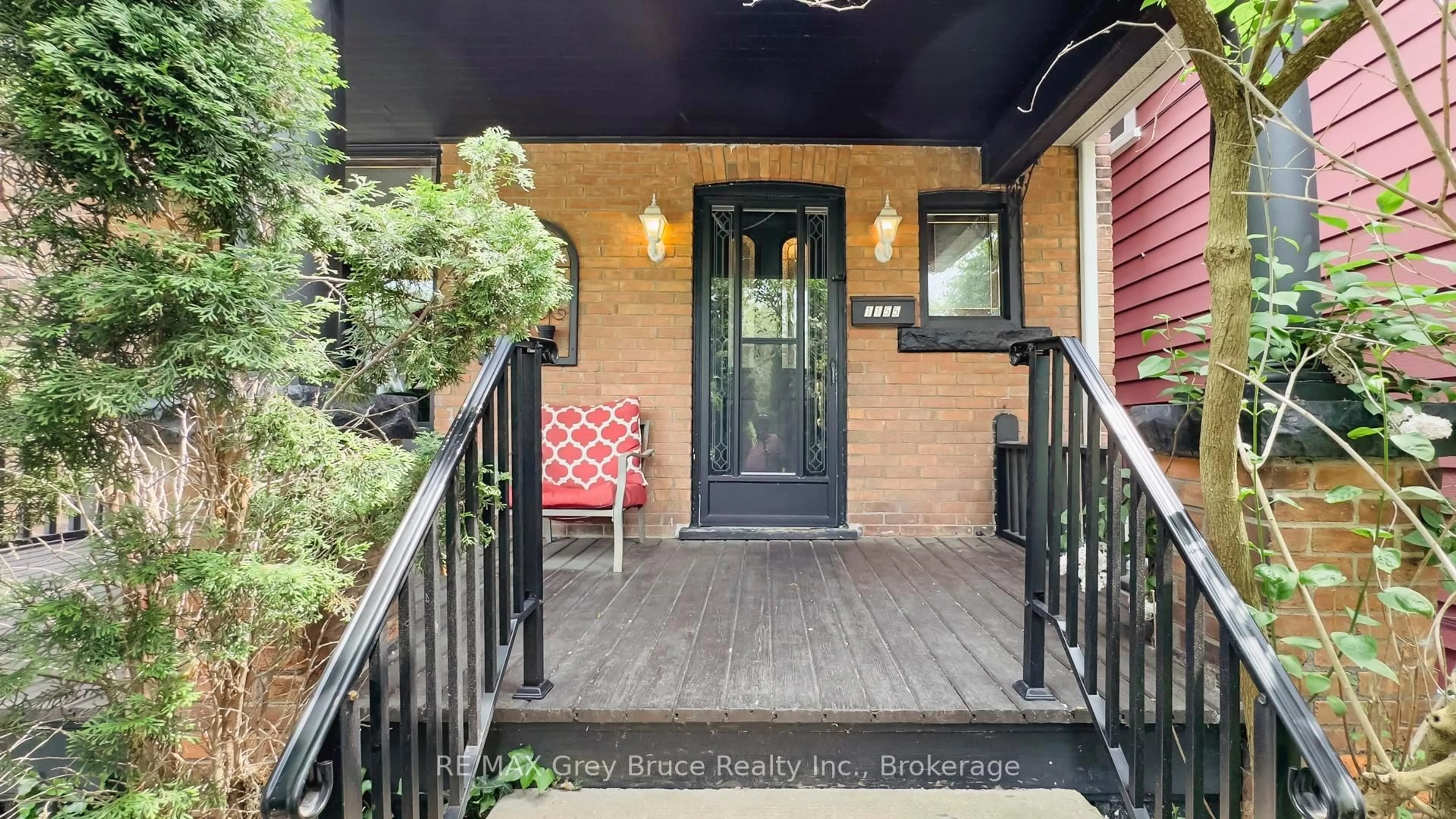 Indoor entryway for 1155 3rd Ave, Owen Sound Ontario N4K 4P9