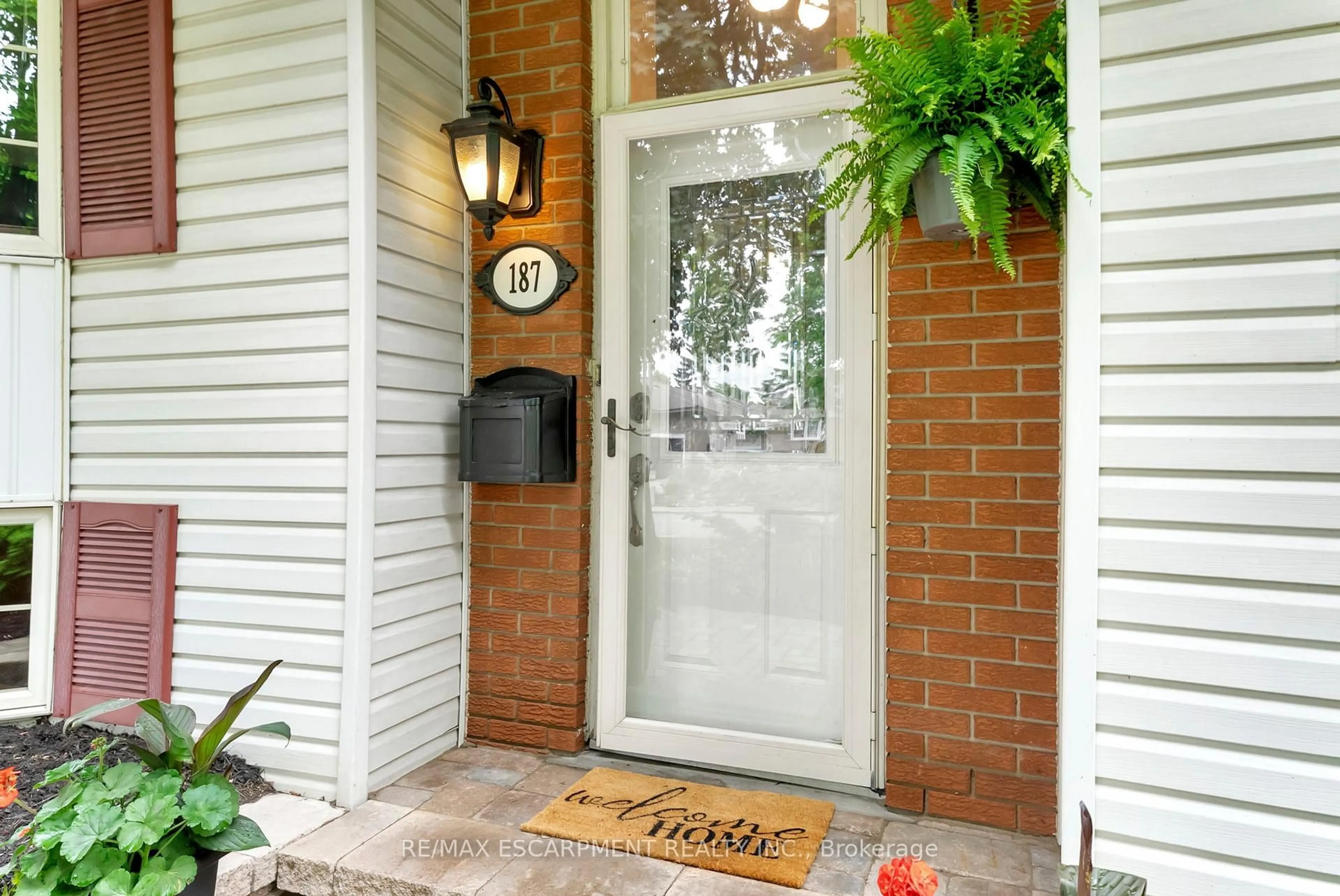 Indoor entryway for 187 DARLINGTON Dr, Hamilton Ontario L9C 2M4
