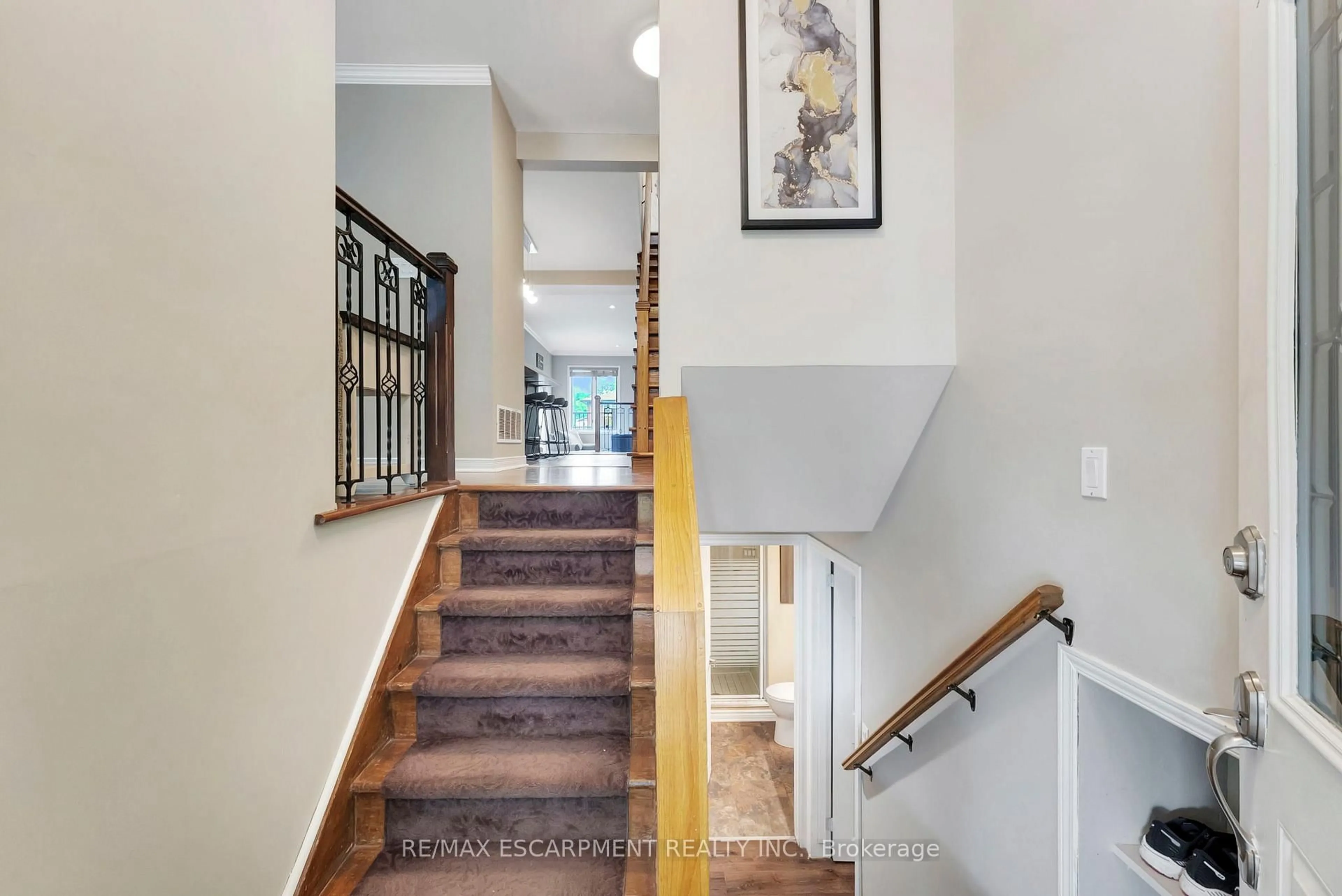 Indoor foyer for 187 DARLINGTON Dr, Hamilton Ontario L9C 2M4