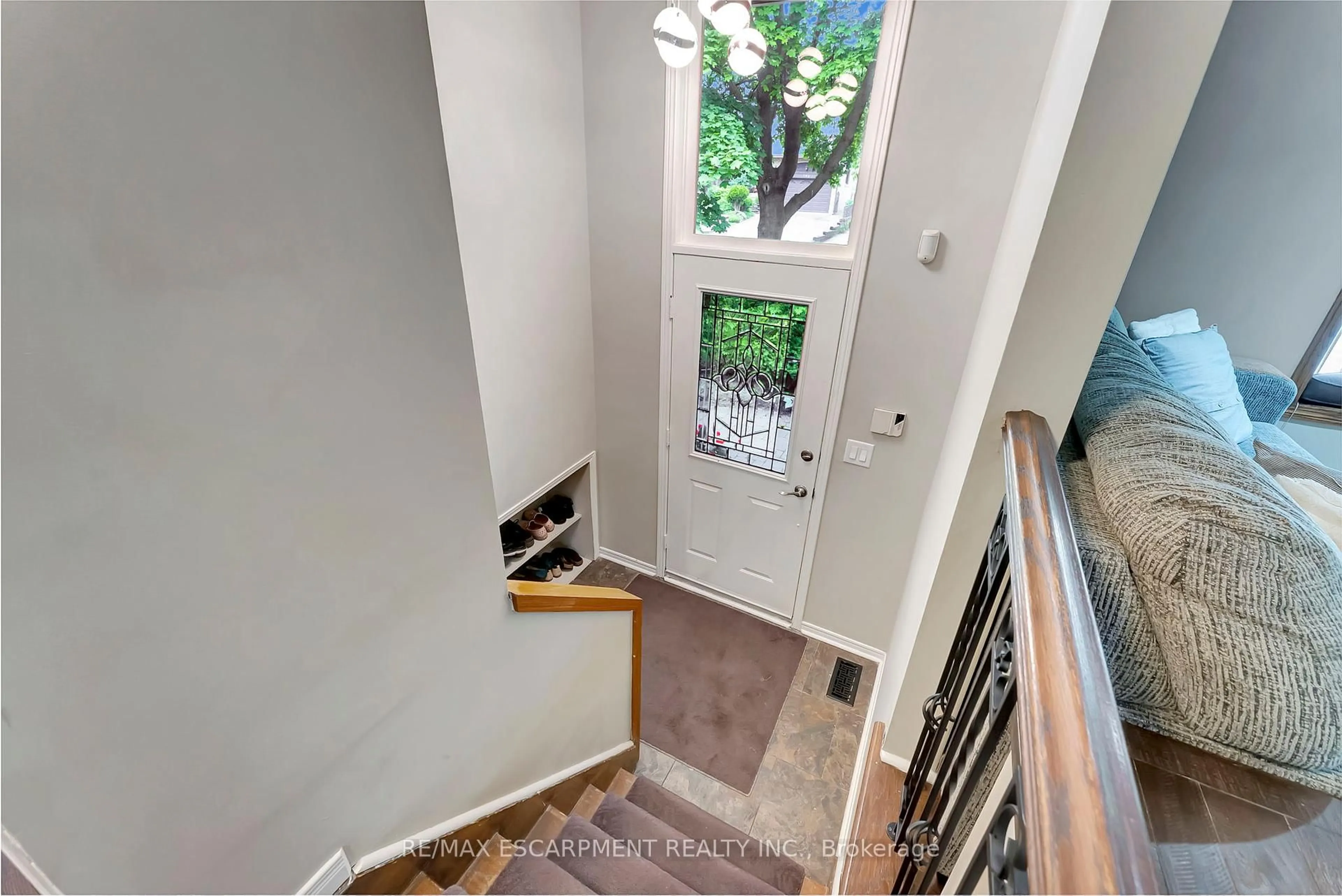 Indoor foyer for 187 DARLINGTON Dr, Hamilton Ontario L9C 2M4