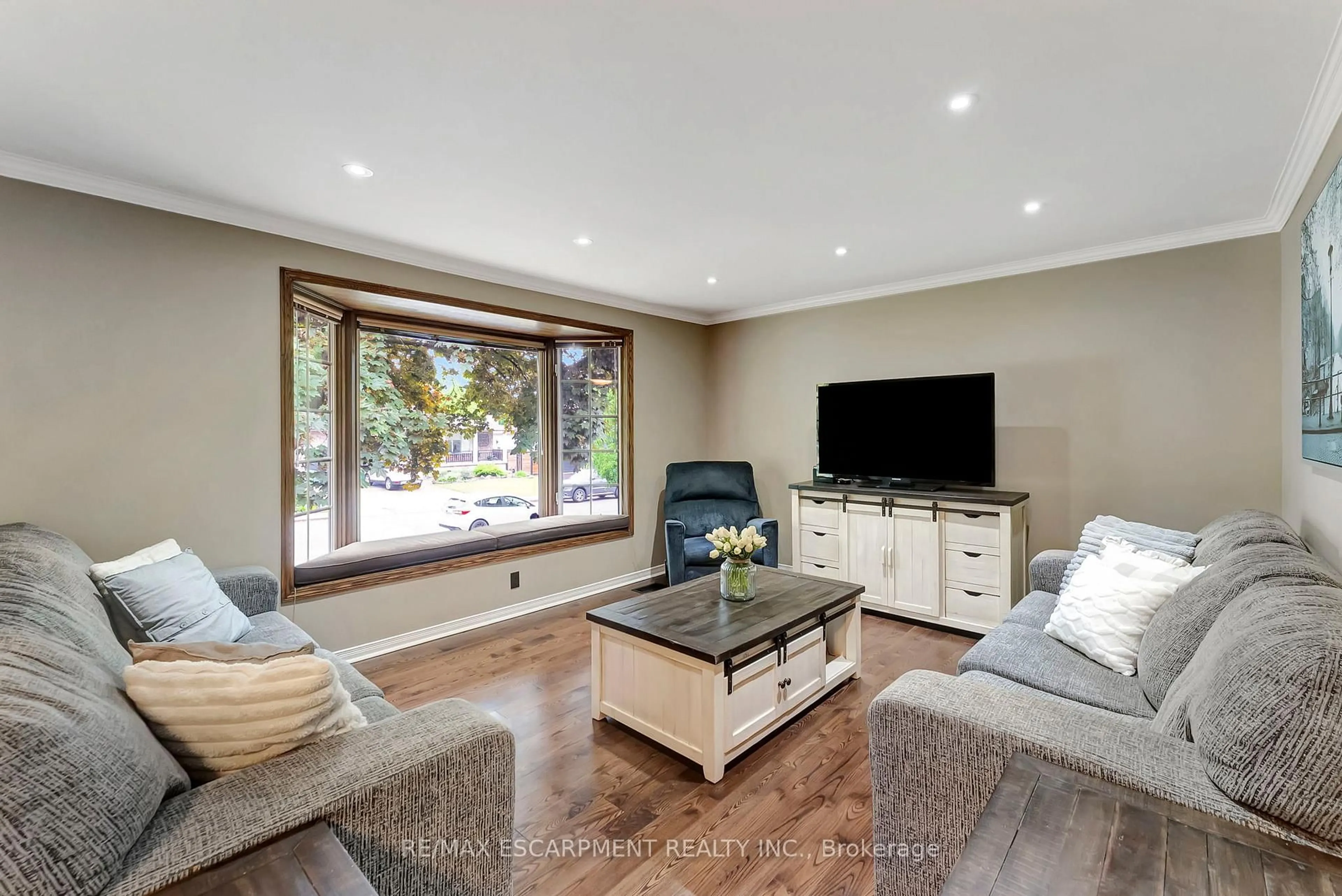 Living room with furniture, wood/laminate floor for 187 DARLINGTON Dr, Hamilton Ontario L9C 2M4