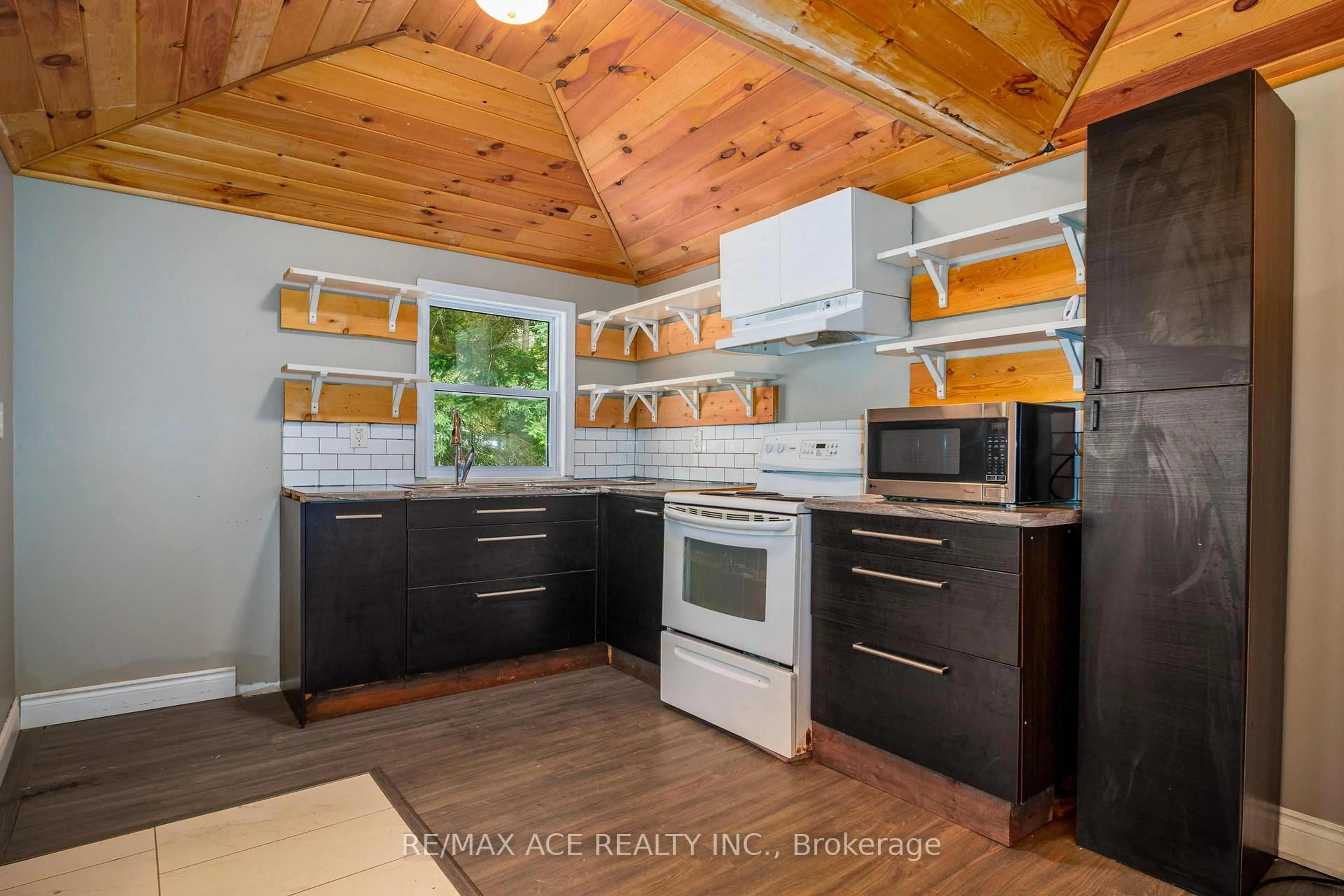 Open concept kitchen, wood/laminate floor for 938289 Airport Rd, Mulmur Ontario L9V 0M1