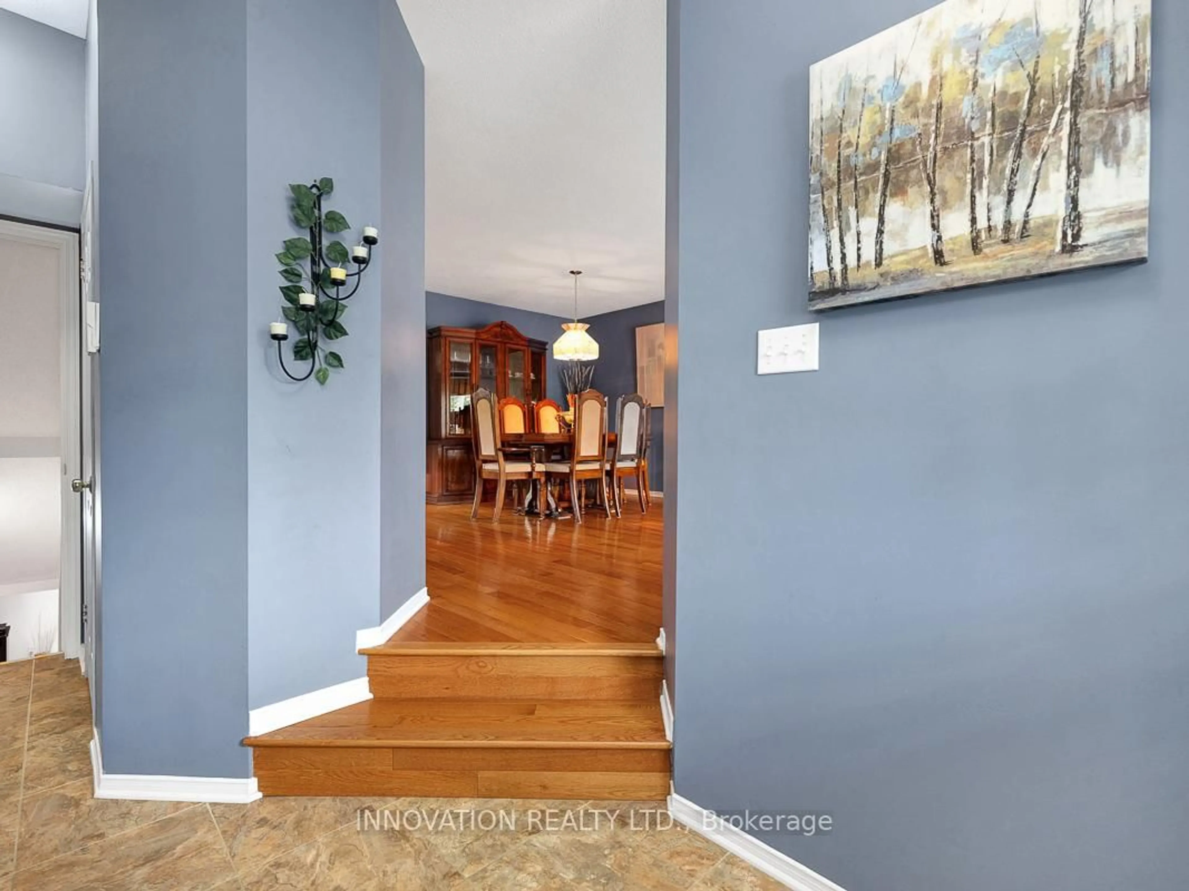 Indoor entryway for 35 Summerwind Cres, Ottawa Ontario K2G 6G5