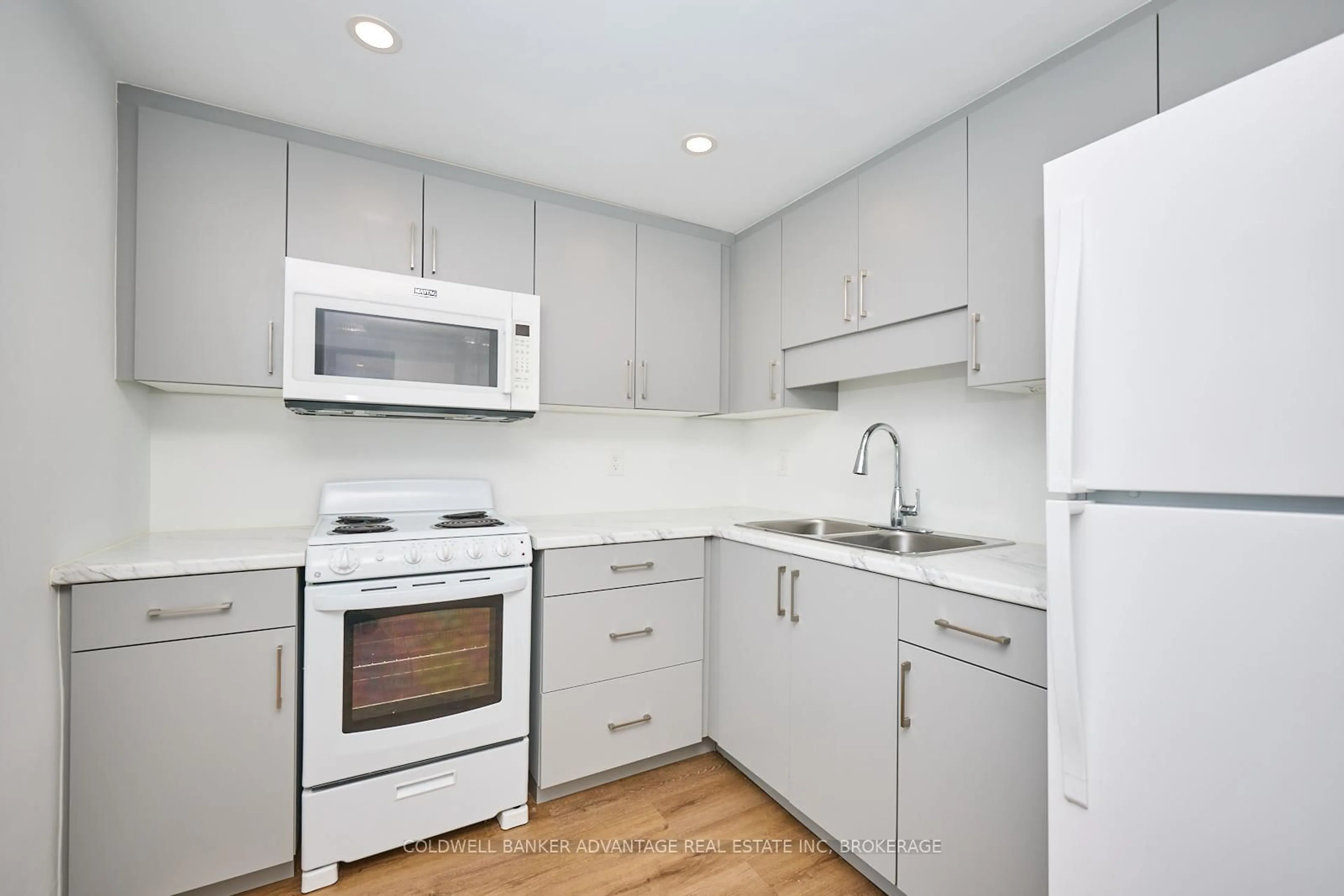 Standard kitchen, unknown for 189 Young St, Welland Ontario L3B 4C9