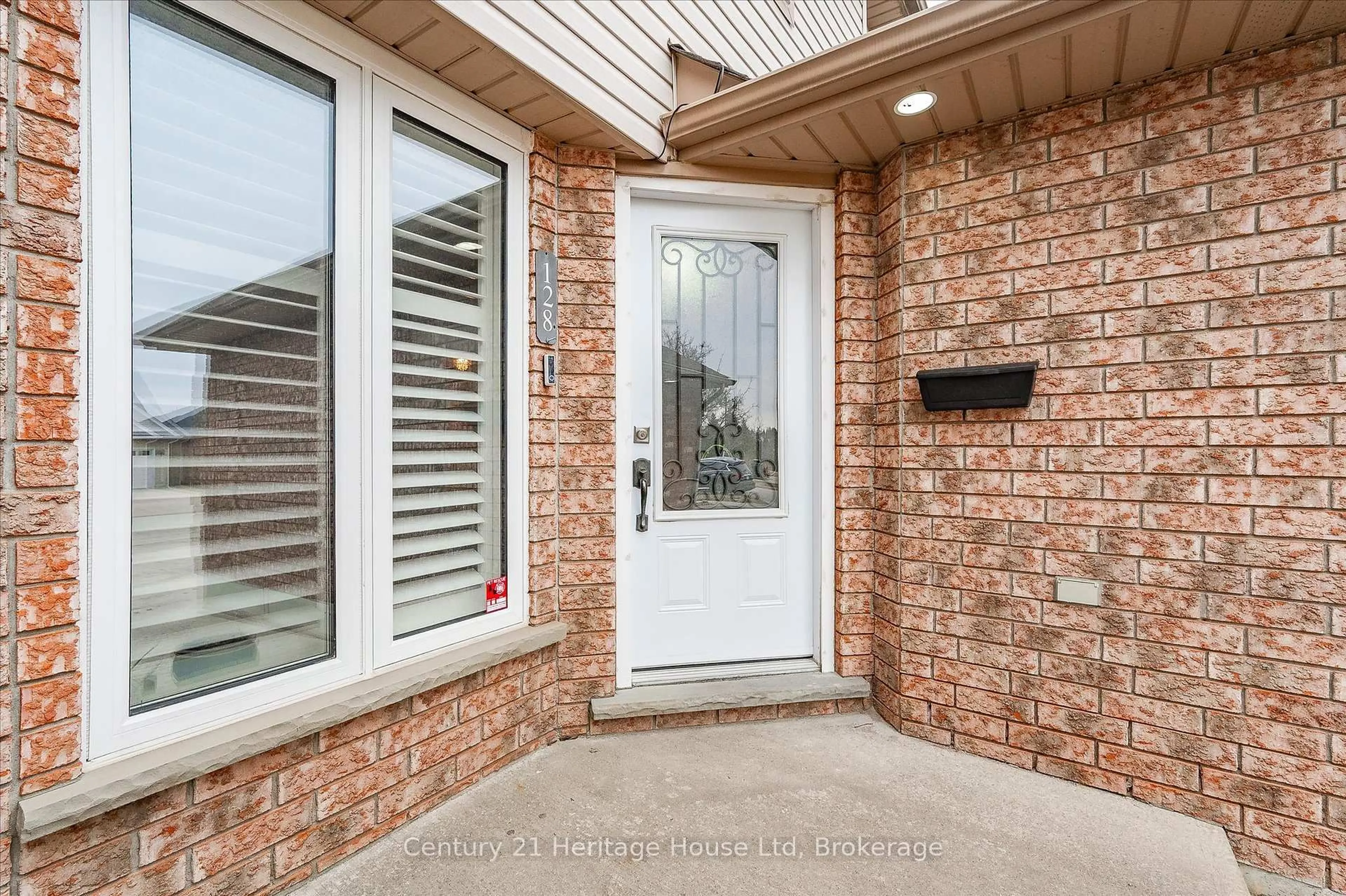 Indoor entryway for 128 Milson Cres, Guelph Ontario N1C 1G5
