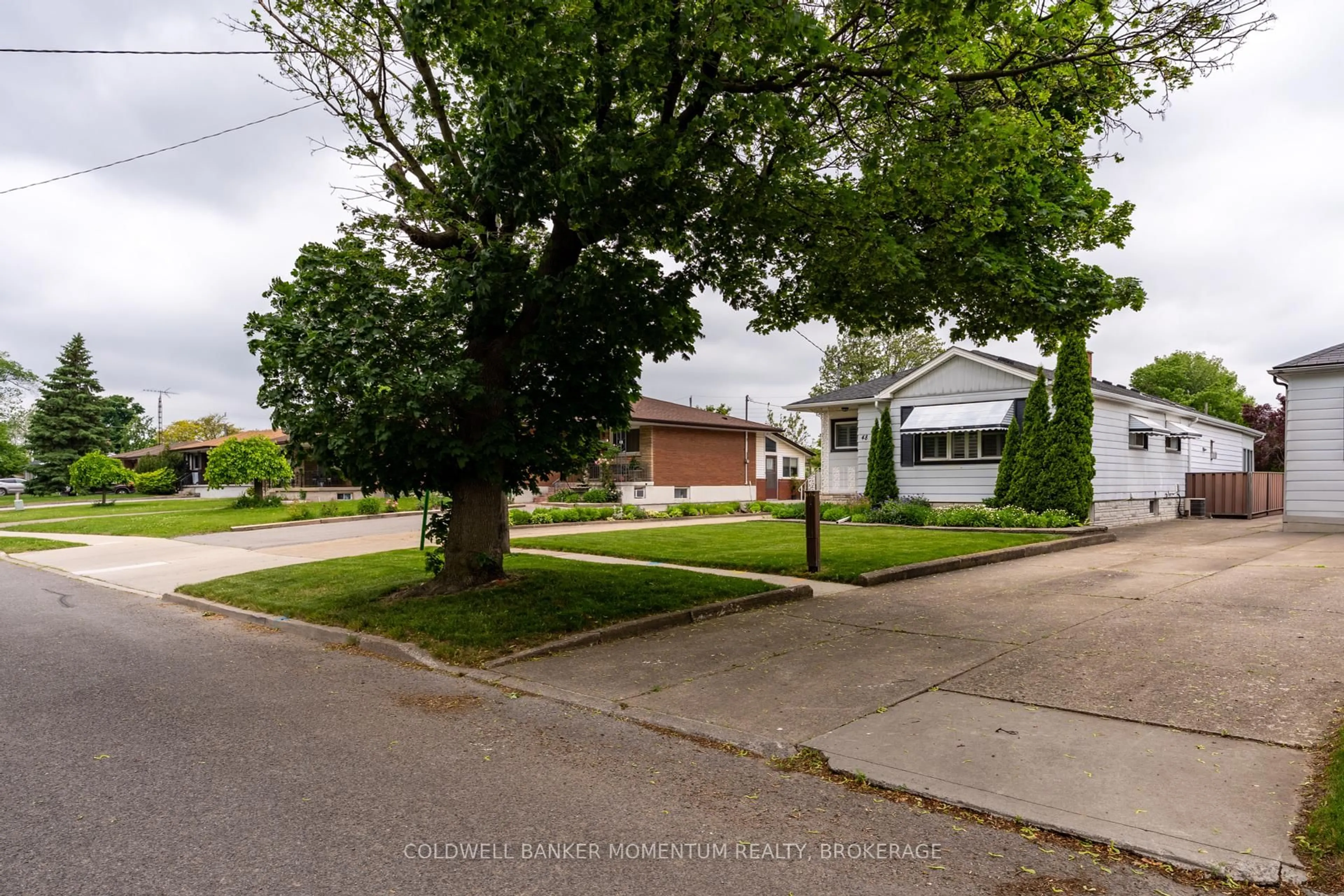 A pic from outside/outdoor area/front of a property/back of a property/a pic from drone, street for 48 Mcdonald Ave, Thorold Ontario L2V 3E6