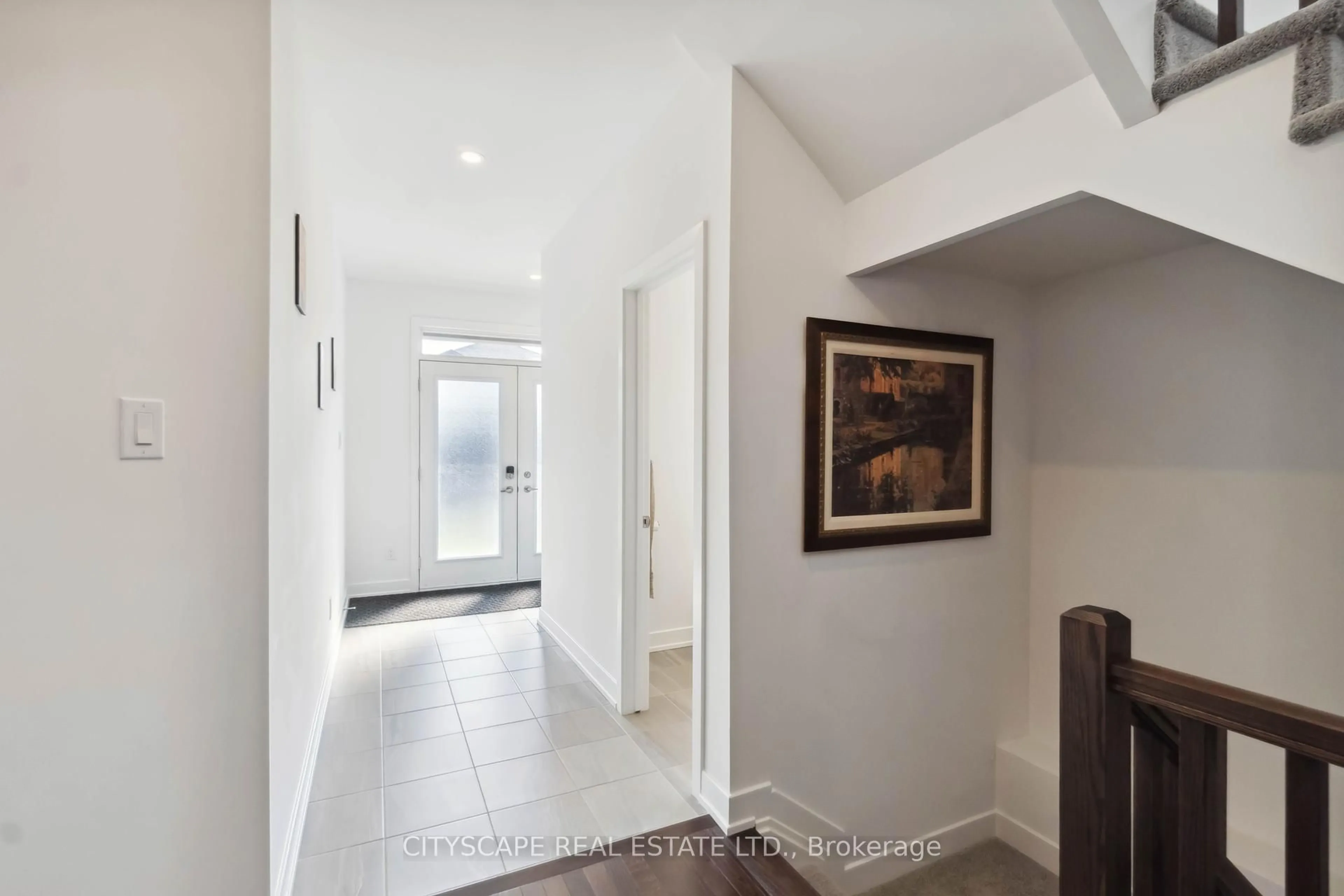 Indoor foyer for 617 Kenabeek Terr, Ottawa Ontario K4M 0B3