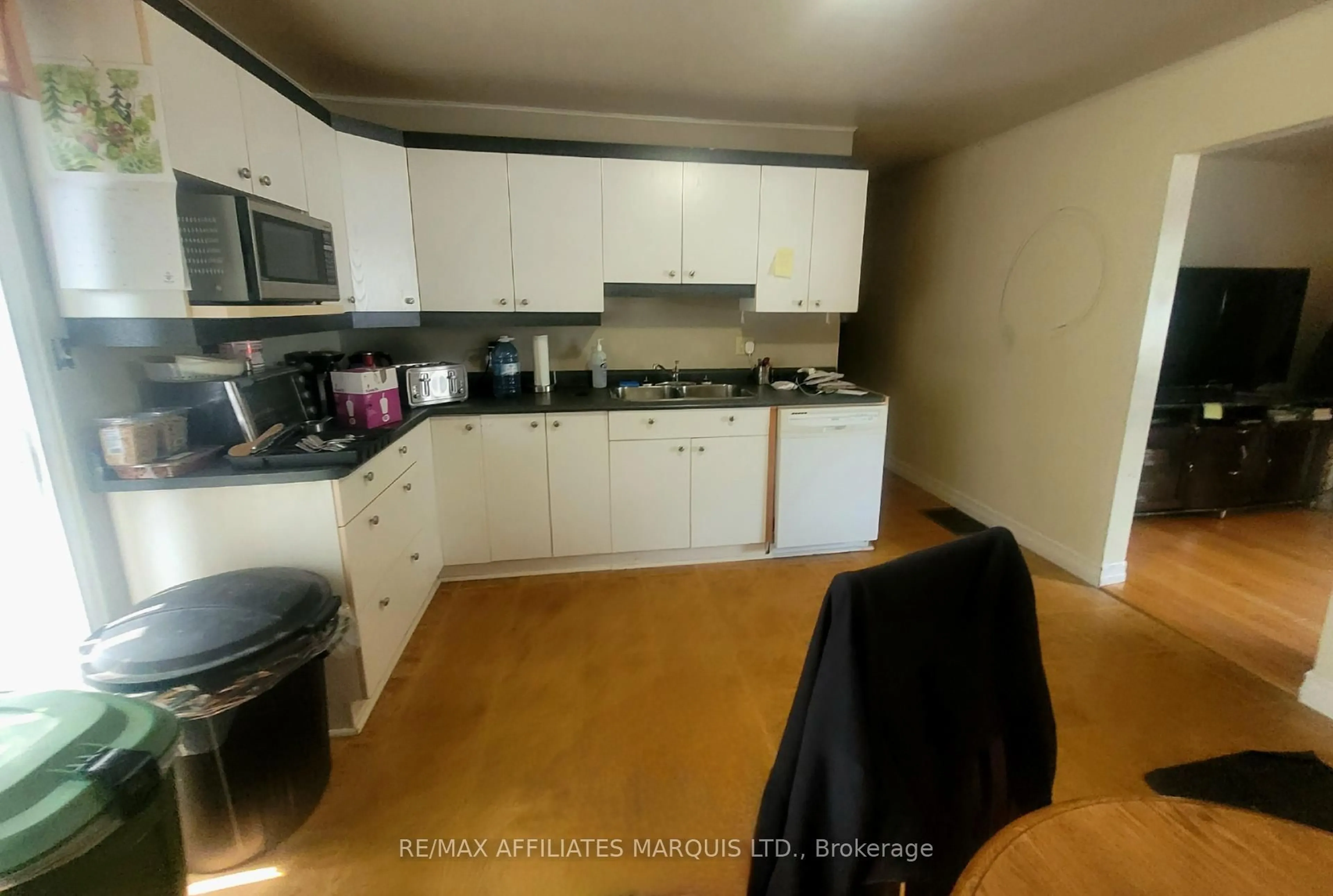 Standard kitchen, wood/laminate floor for 264 Twelfth St, Cornwall Ontario K6J 3C4
