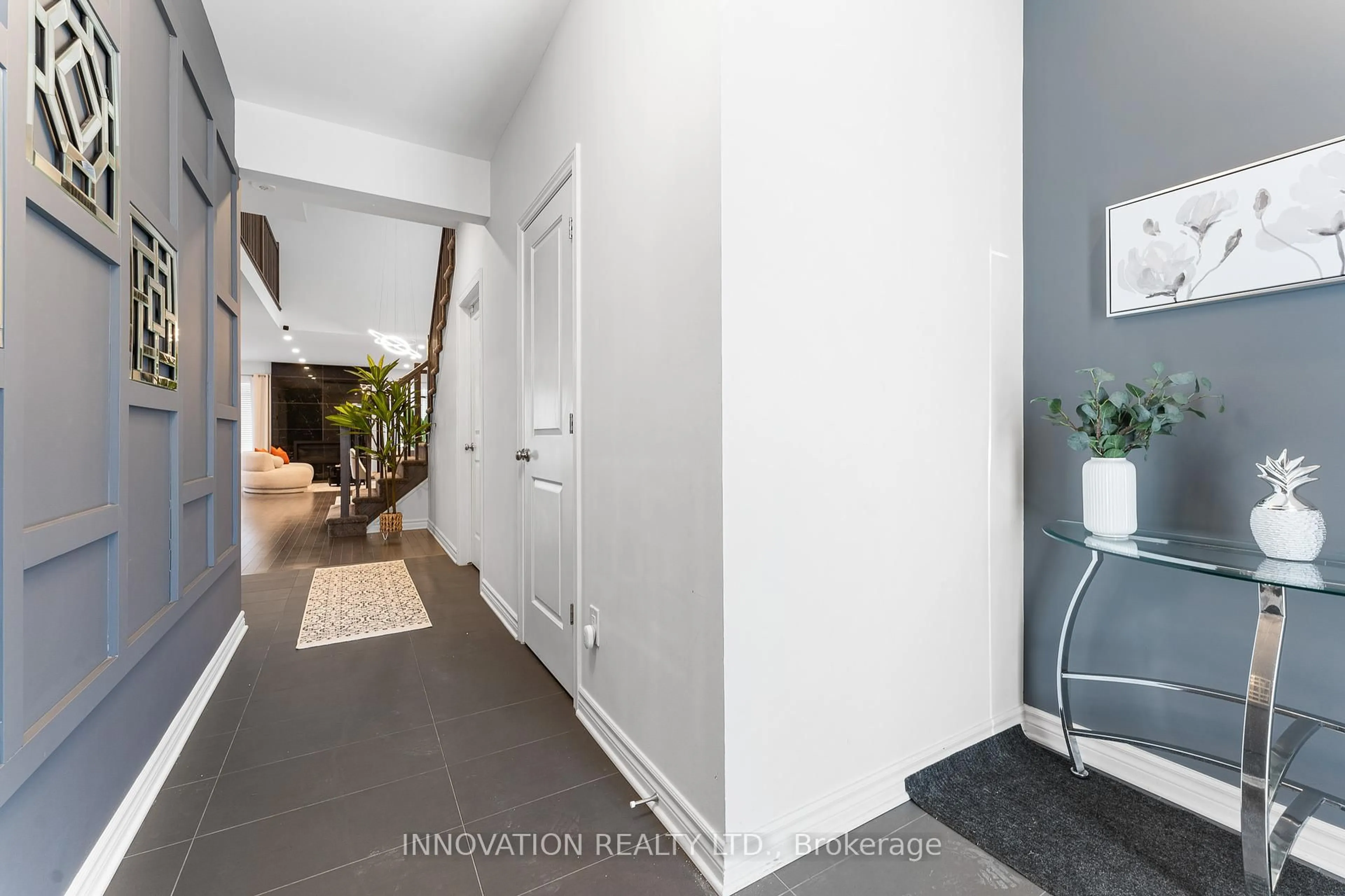 Indoor entryway for 861 Atrium Rdge, Ottawa Ontario K4M 0K1