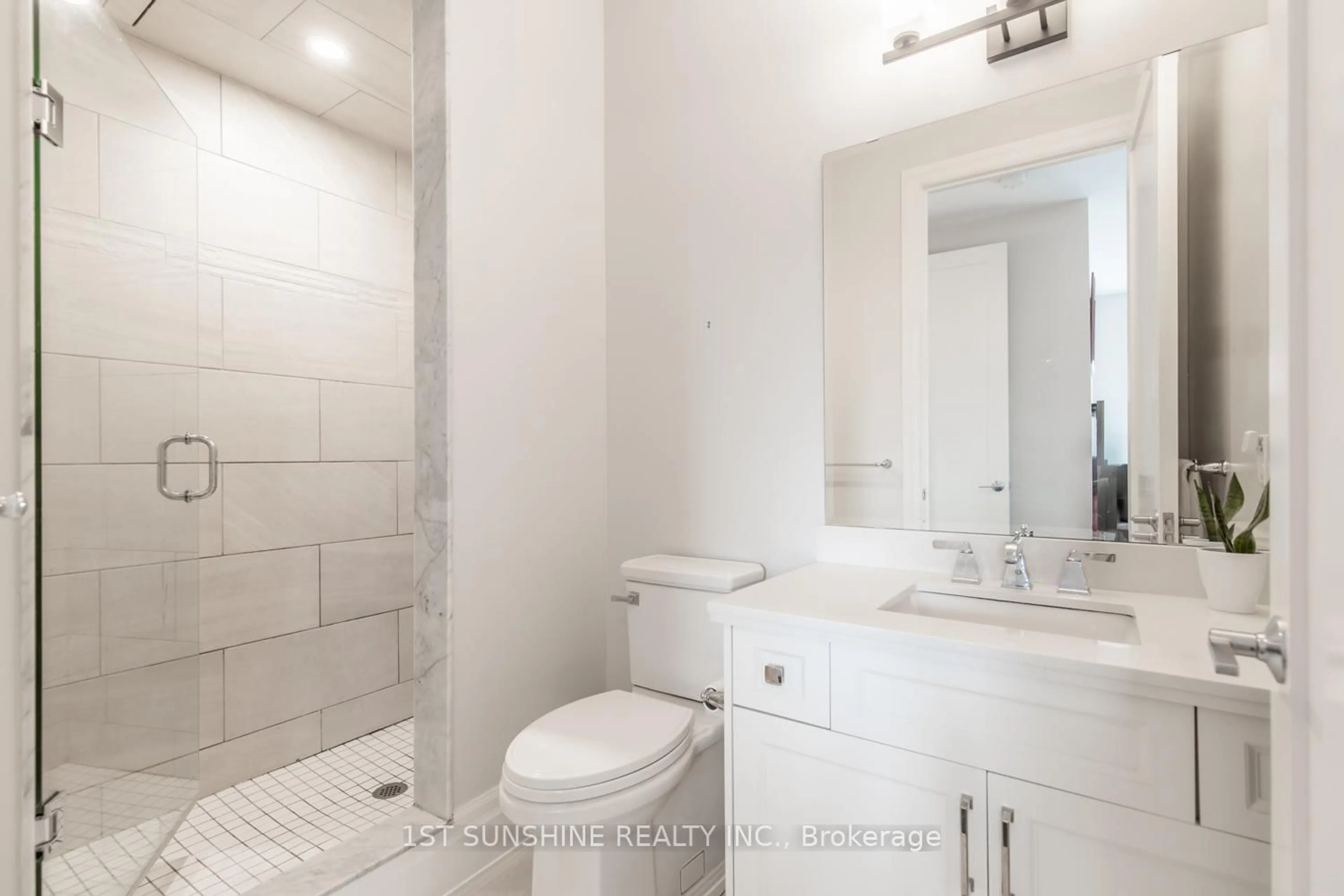 Standard bathroom, ceramic/tile floor for 112 King St #505, Hamilton Ontario L8N 1A8