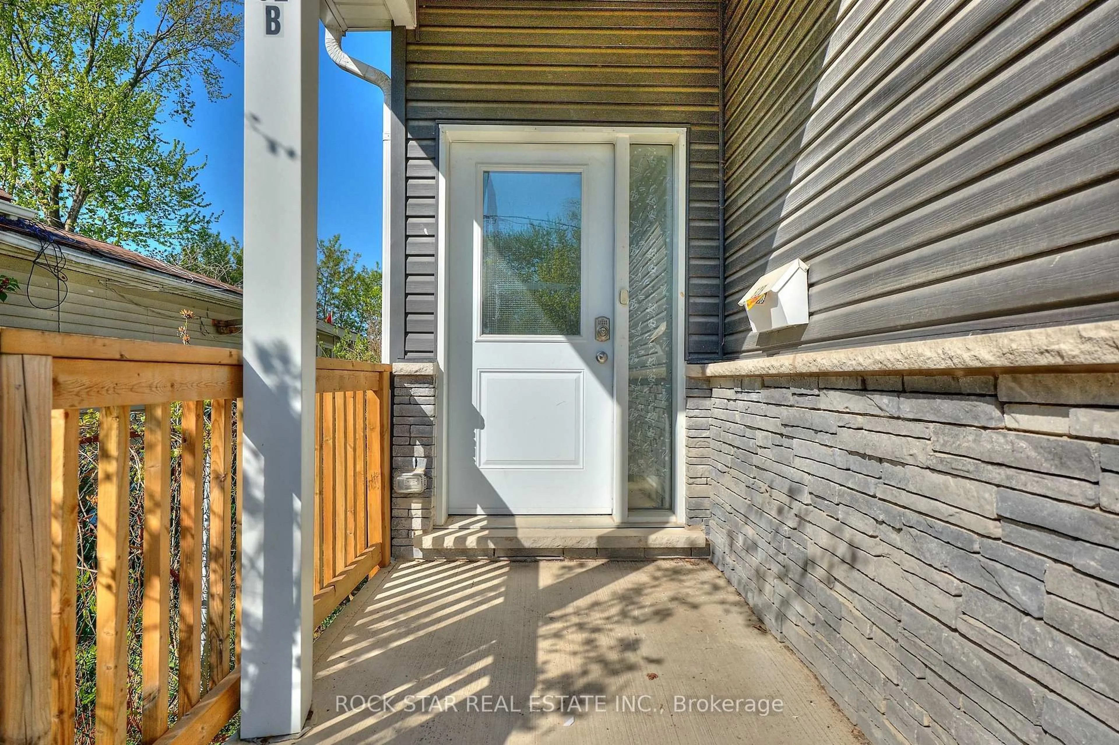 Indoor entryway for 52B Merigold St, St. Catharines Ontario L2S 2N5
