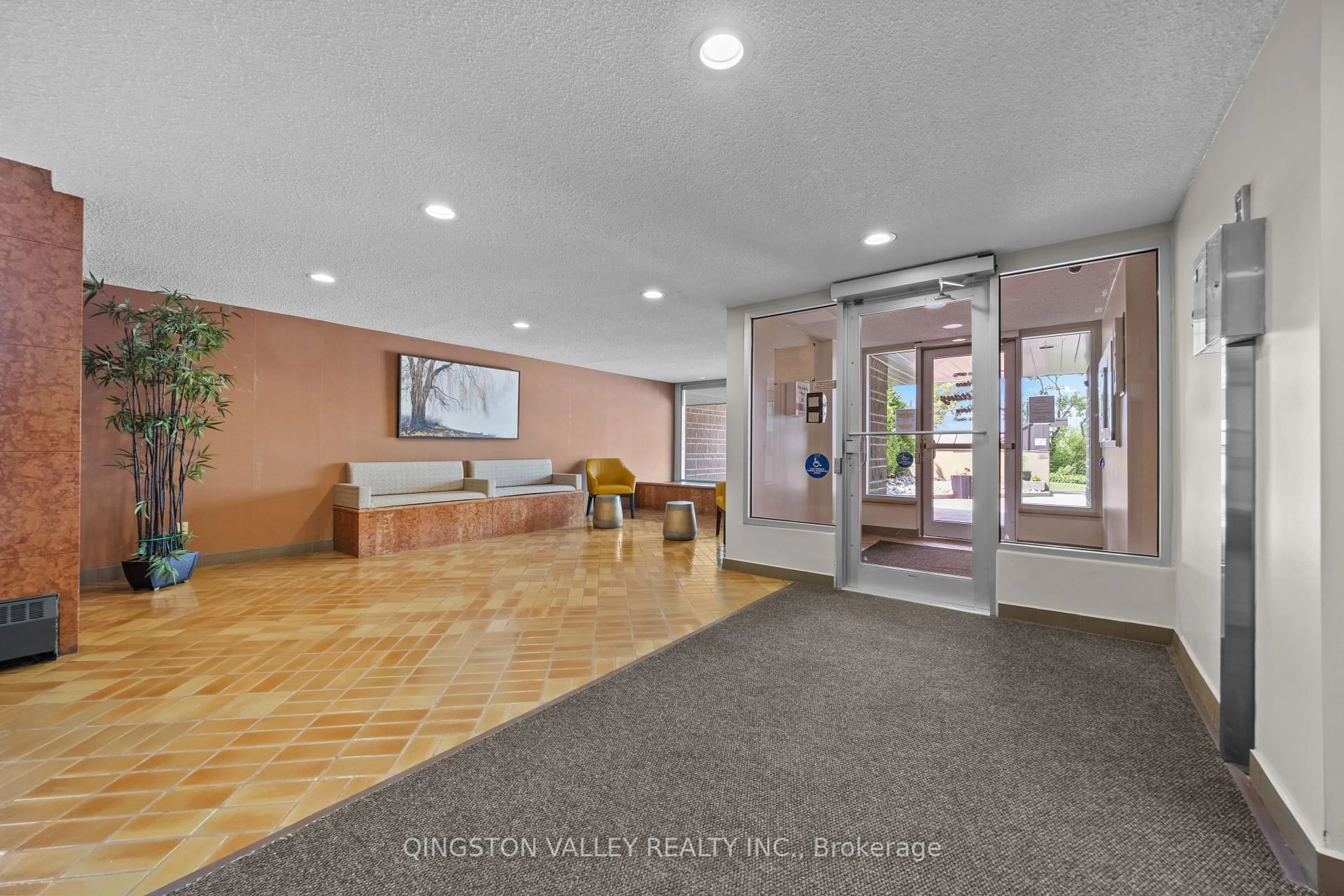 Indoor foyer for 555 BRITTANY Dr #404, Ottawa Ontario K1K 4C5