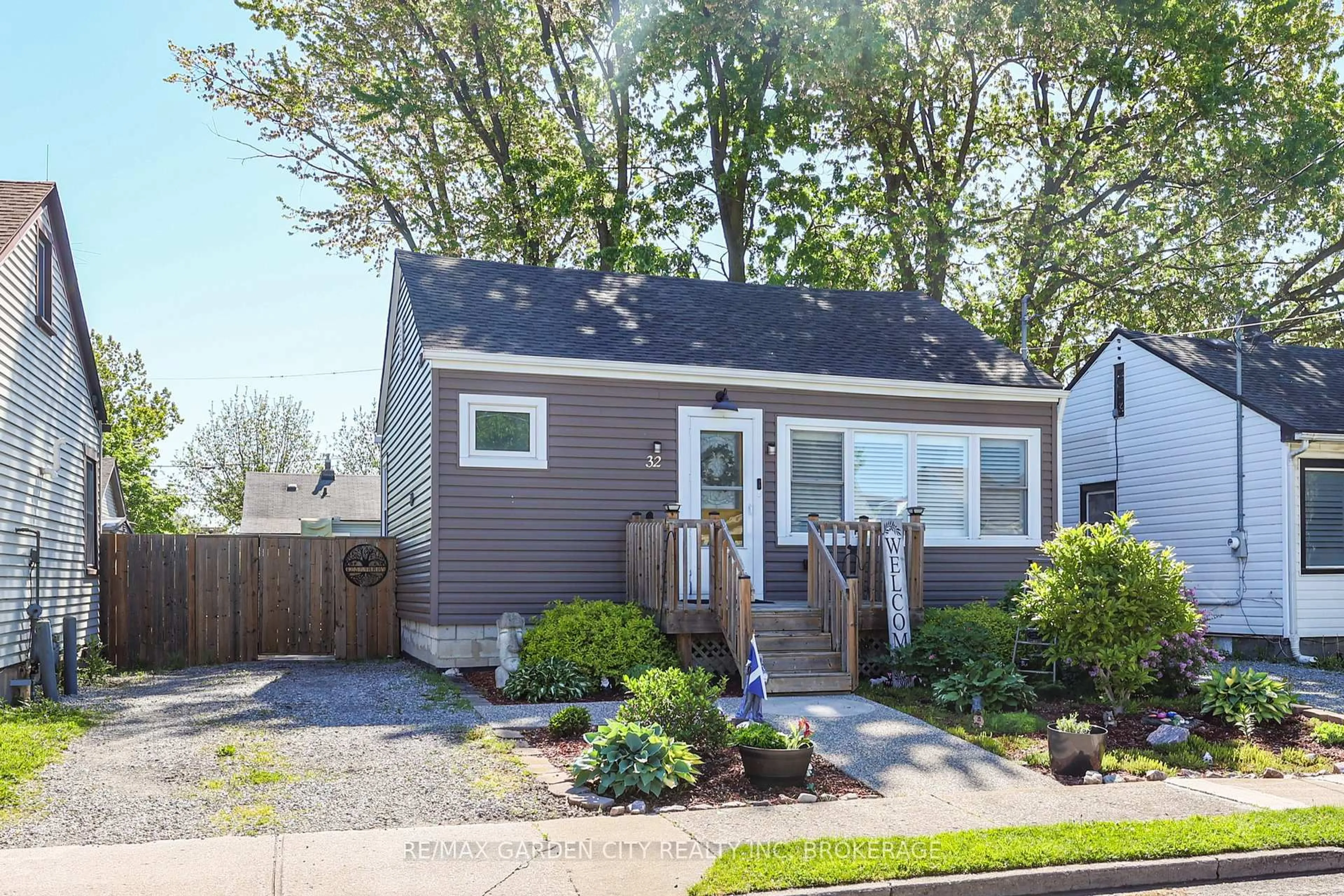 Home with vinyl exterior material, street for 32 Sherbourne St, St. Catharines Ontario L2M 5P7
