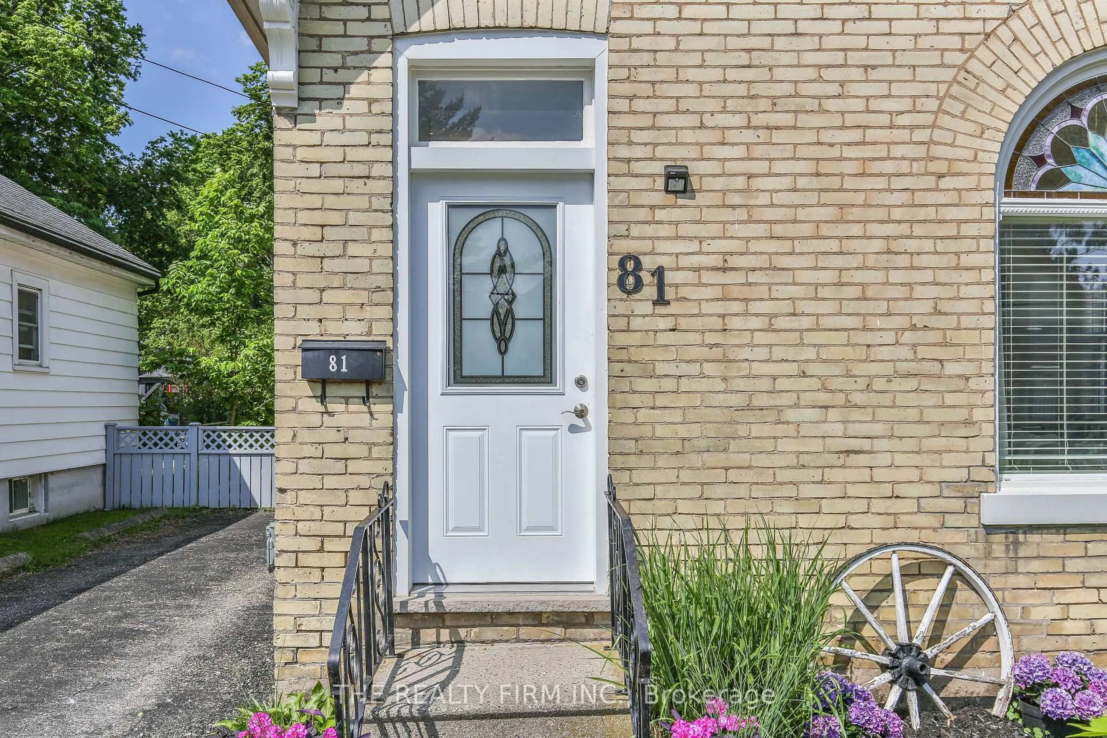 Indoor entryway for 81 DILLABOUGH St, London East Ontario N5Z 2B9