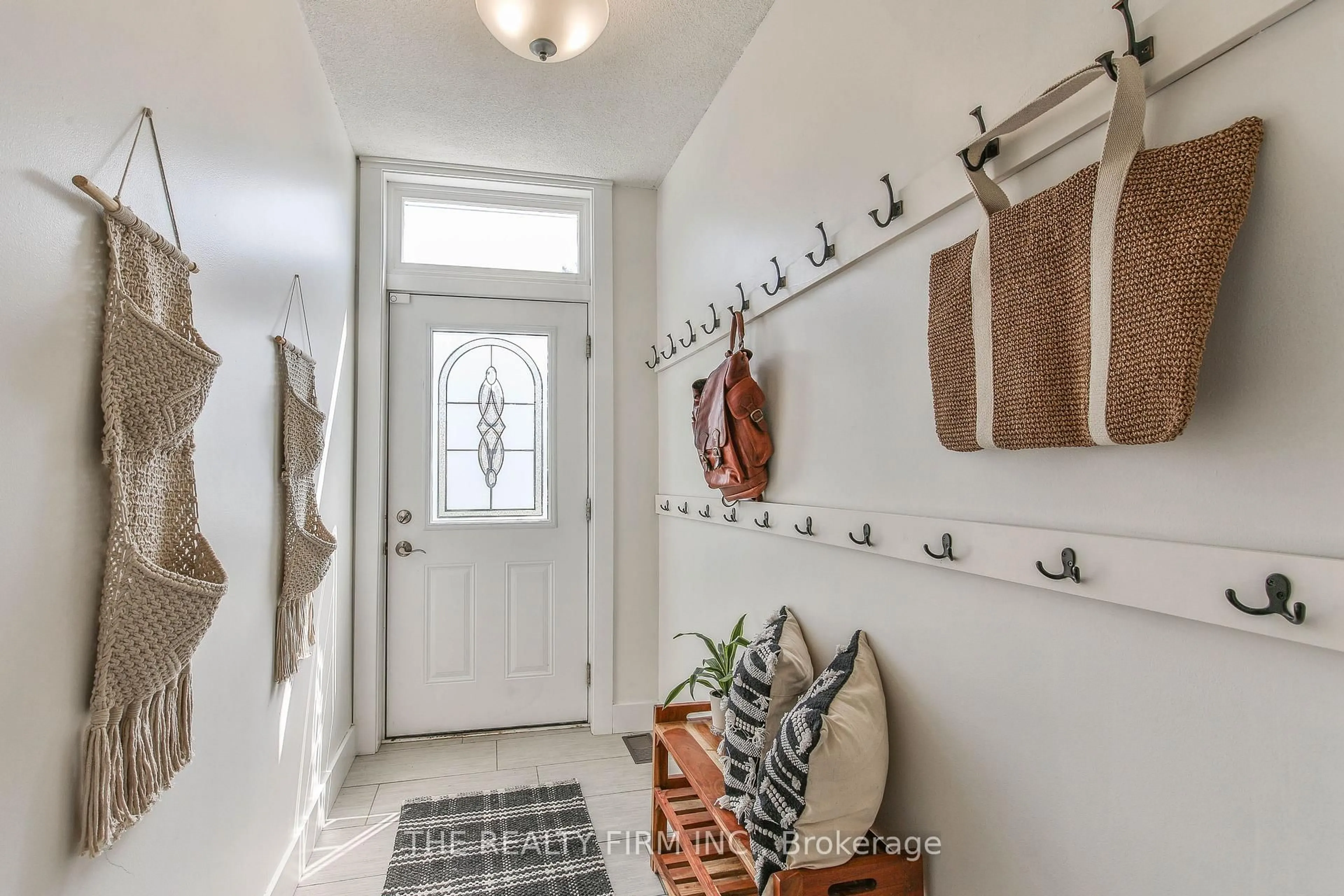 Indoor entryway for 81 DILLABOUGH St, London East Ontario N5Z 2B9