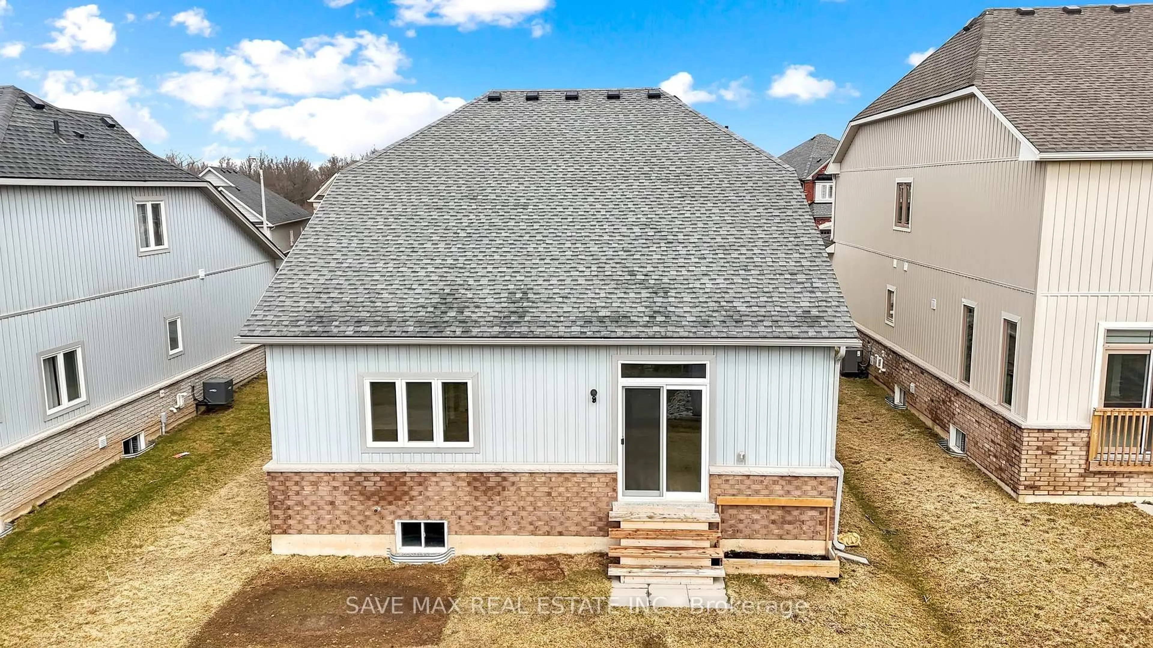 A pic from outside/outdoor area/front of a property/back of a property/a pic from drone, building for 1511 Marina Dr, Fort Erie Ontario L2A 0C7