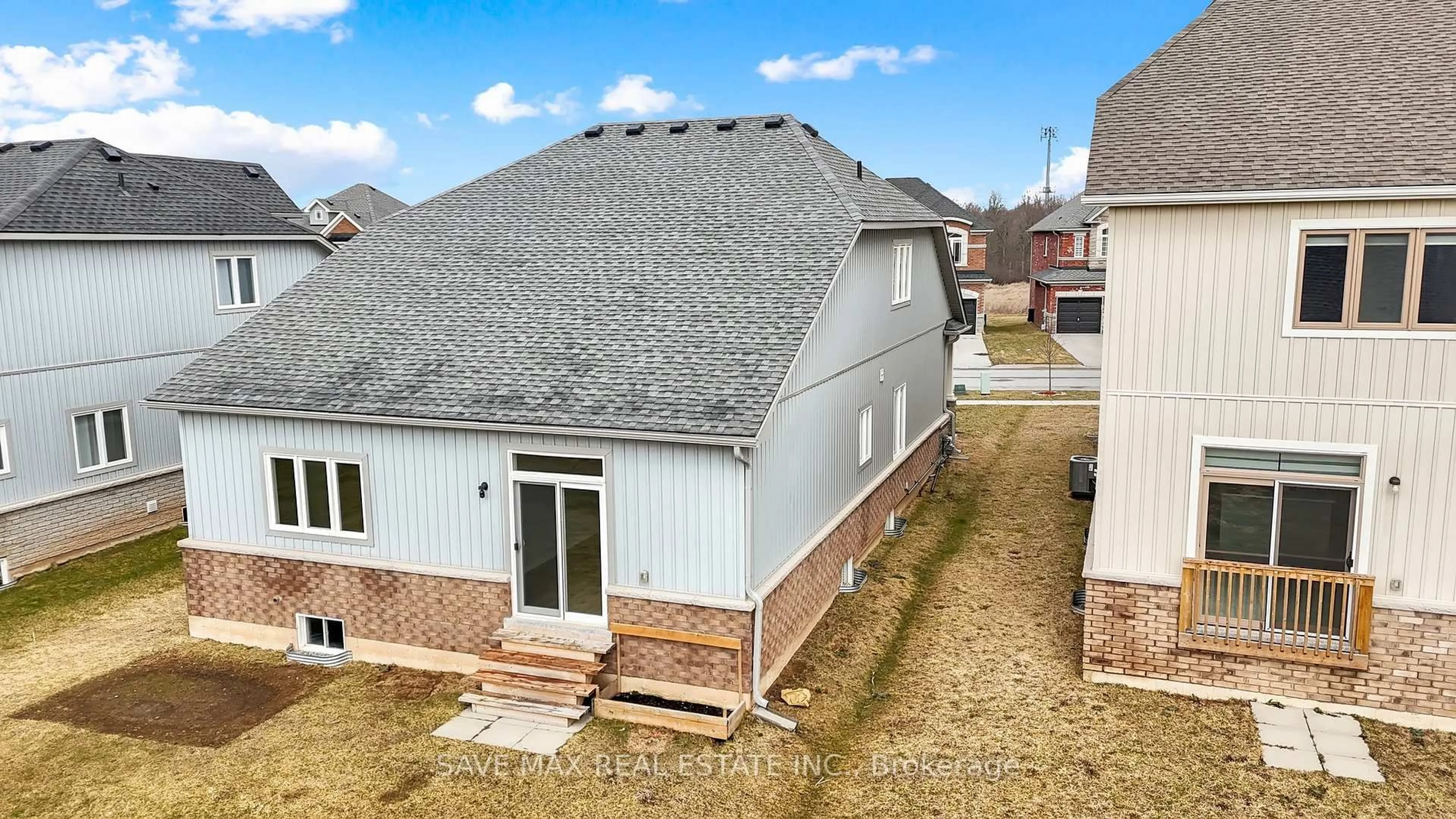 A pic from outside/outdoor area/front of a property/back of a property/a pic from drone, street for 1511 Marina Dr, Fort Erie Ontario L2A 0C7