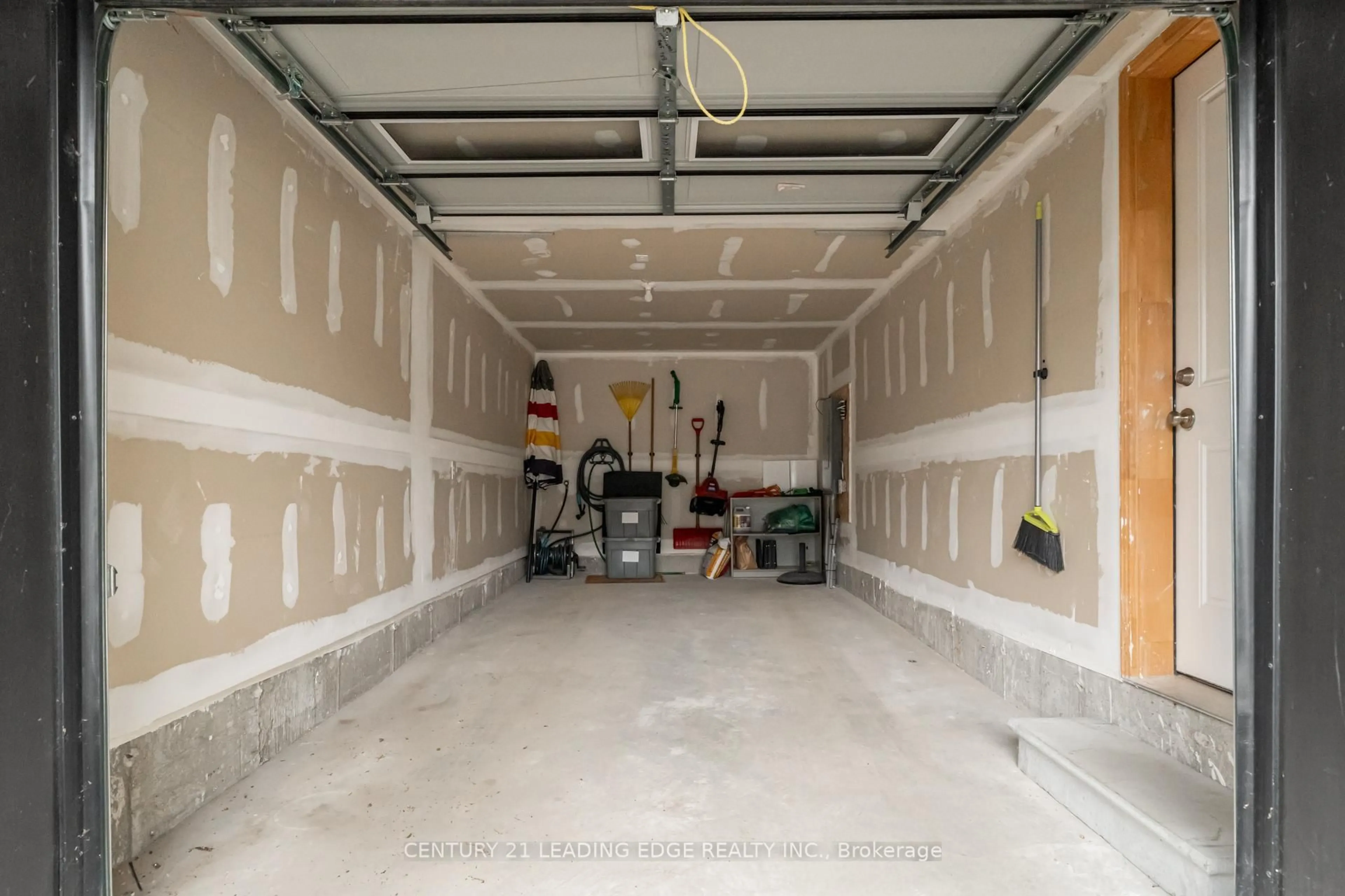 Indoor garage for 105 Marina Village Dr, Georgian Bay Ontario L0K 1S0