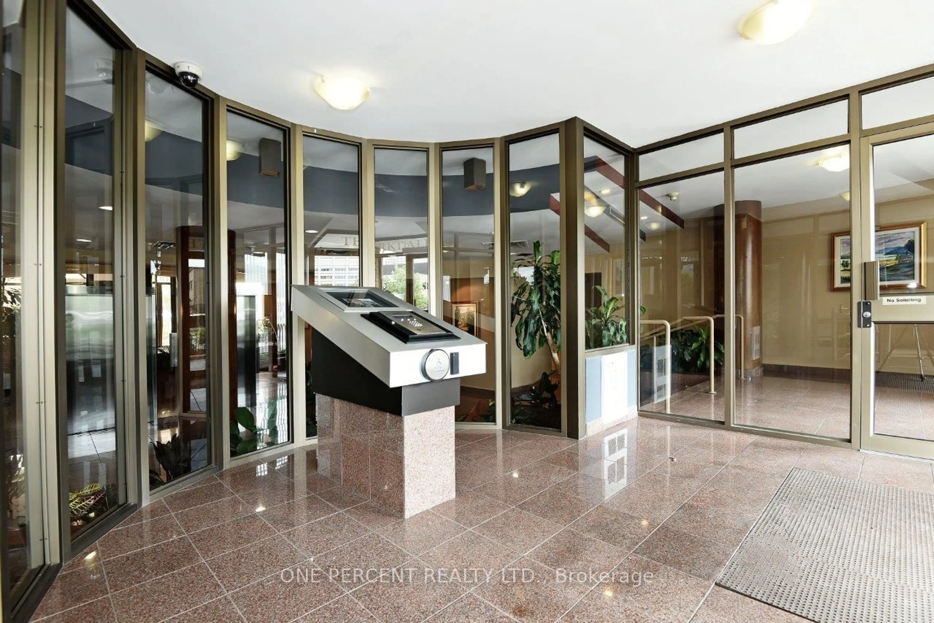 Indoor foyer for 215 Parkdale Ave #610, Ottawa Ontario K1Y 4T8