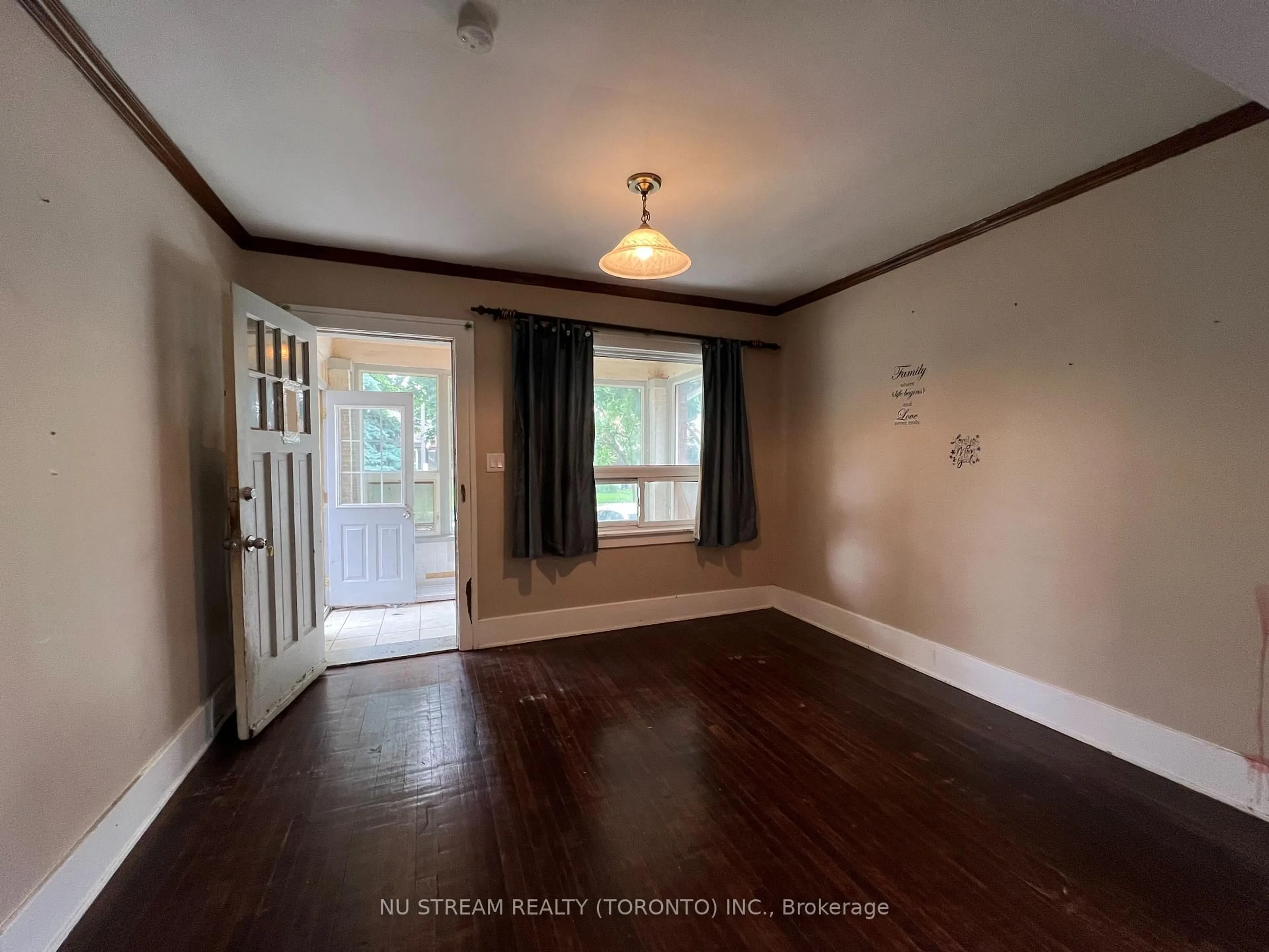 A pic of a room for 763 Randolph Ave, Windsor Ontario N9B 2T7