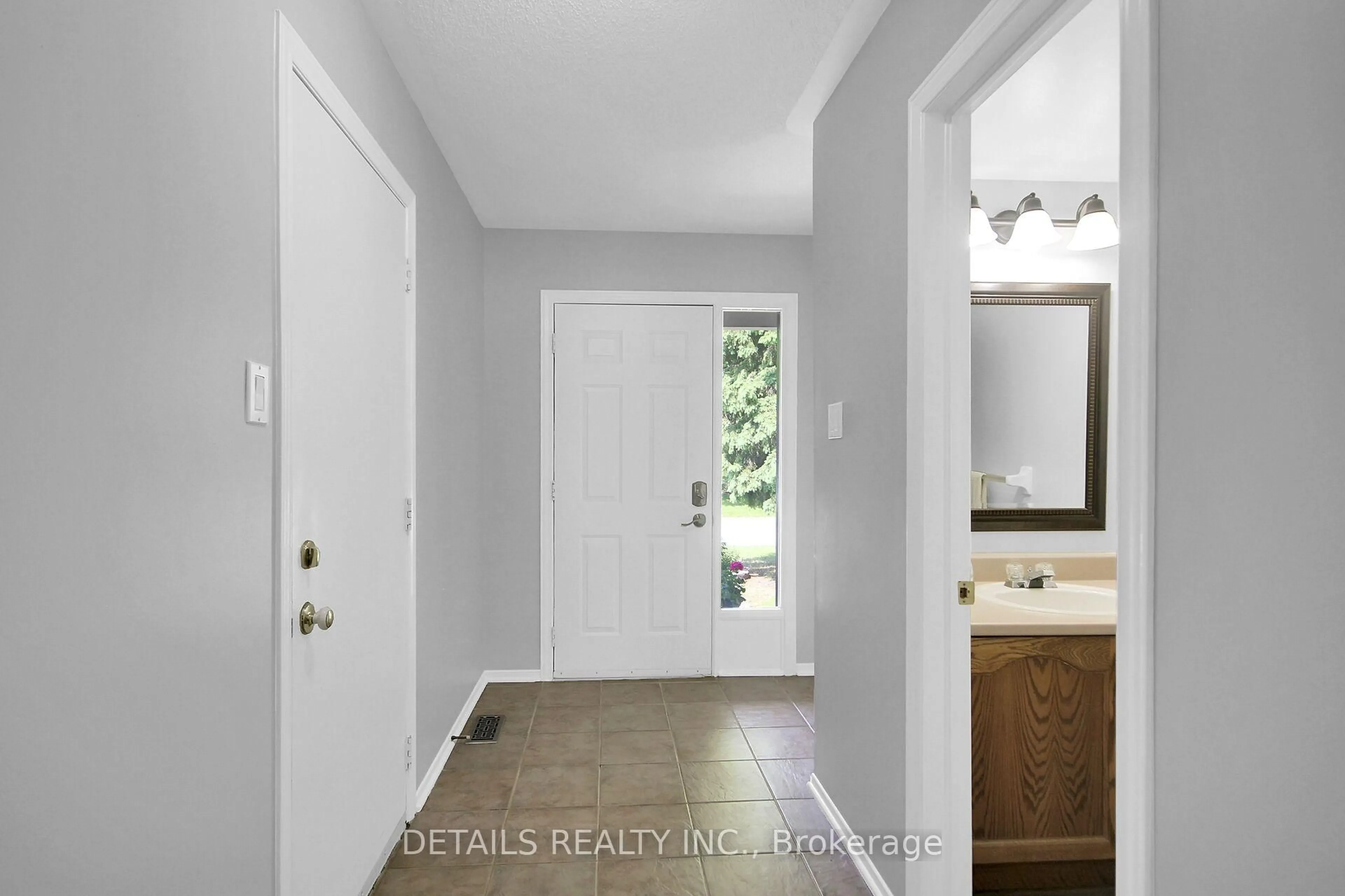 Indoor entryway for 78 Markland Cres, Ottawa Ontario K2G 5Z6