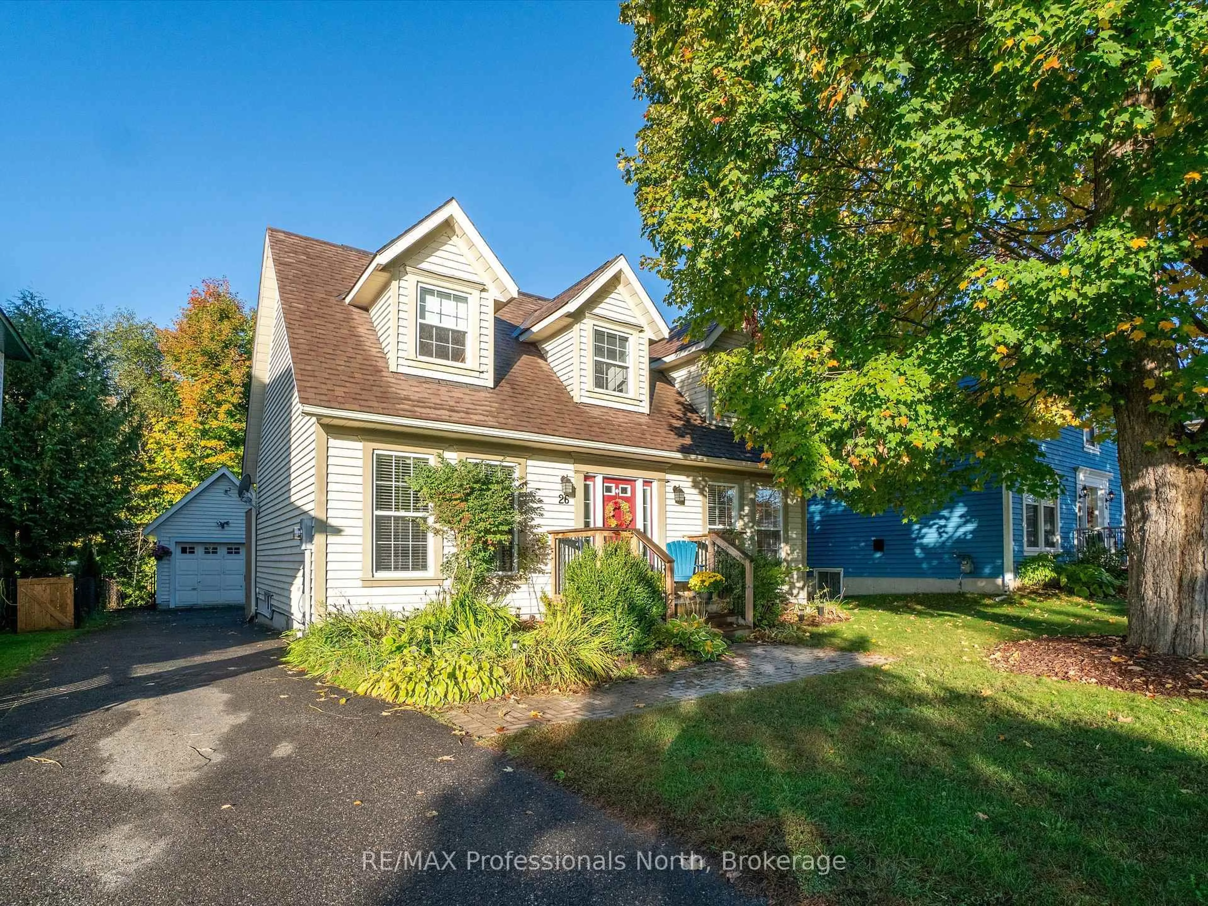 Home with vinyl exterior material, street for 26 COATES Ave, Bracebridge Ontario P1L 1Y5