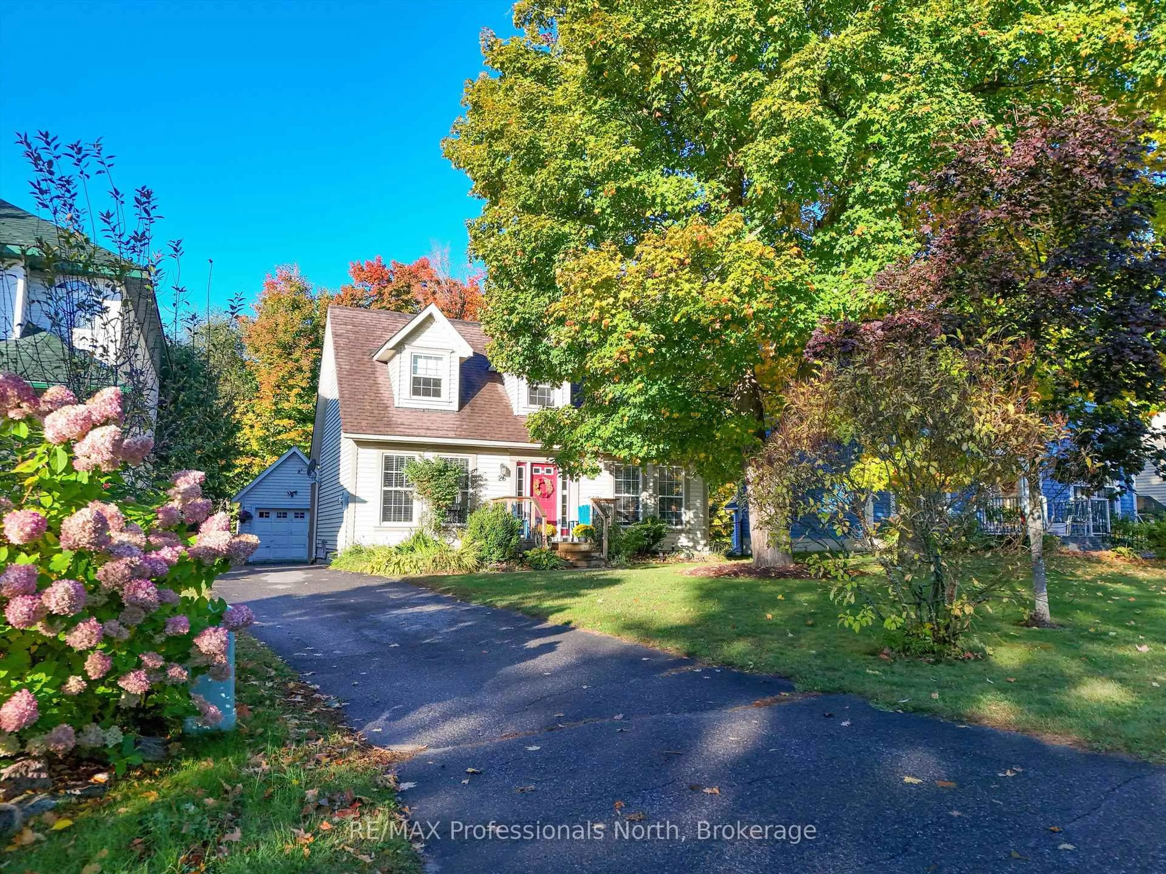 A pic from outside/outdoor area/front of a property/back of a property/a pic from drone, street for 26 COATES Ave, Bracebridge Ontario P1L 1Y5