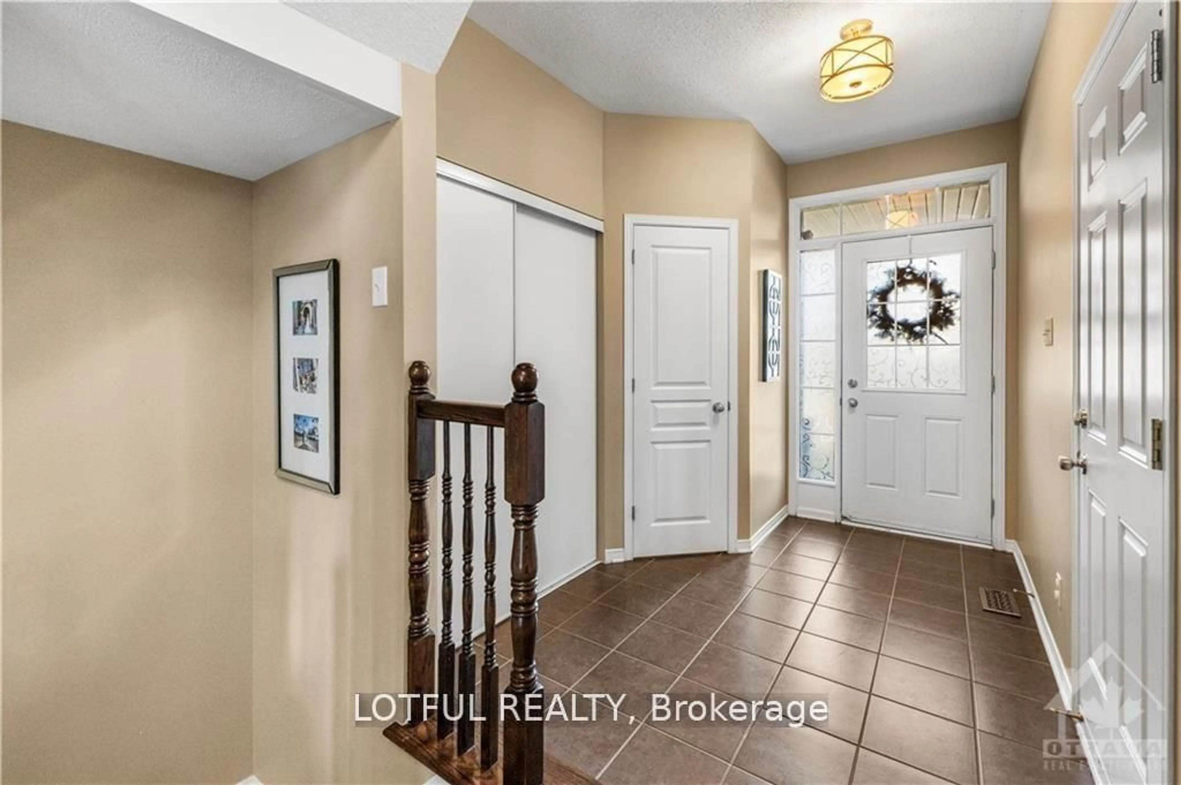 Indoor entryway for 101 Destiny Private, Ottawa Ontario K4A 0K6