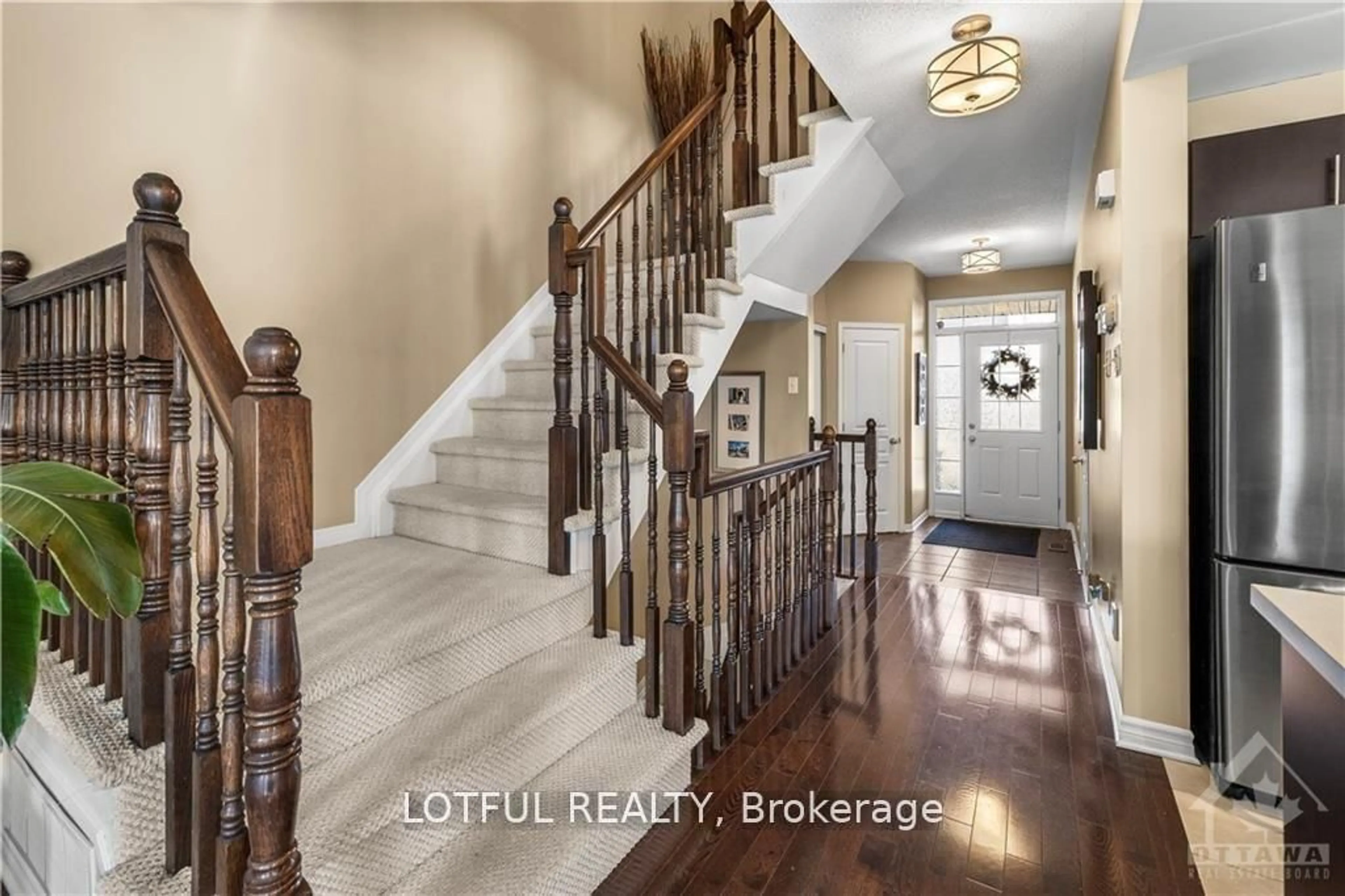 Indoor entryway for 101 Destiny Private, Ottawa Ontario K4A 0K6
