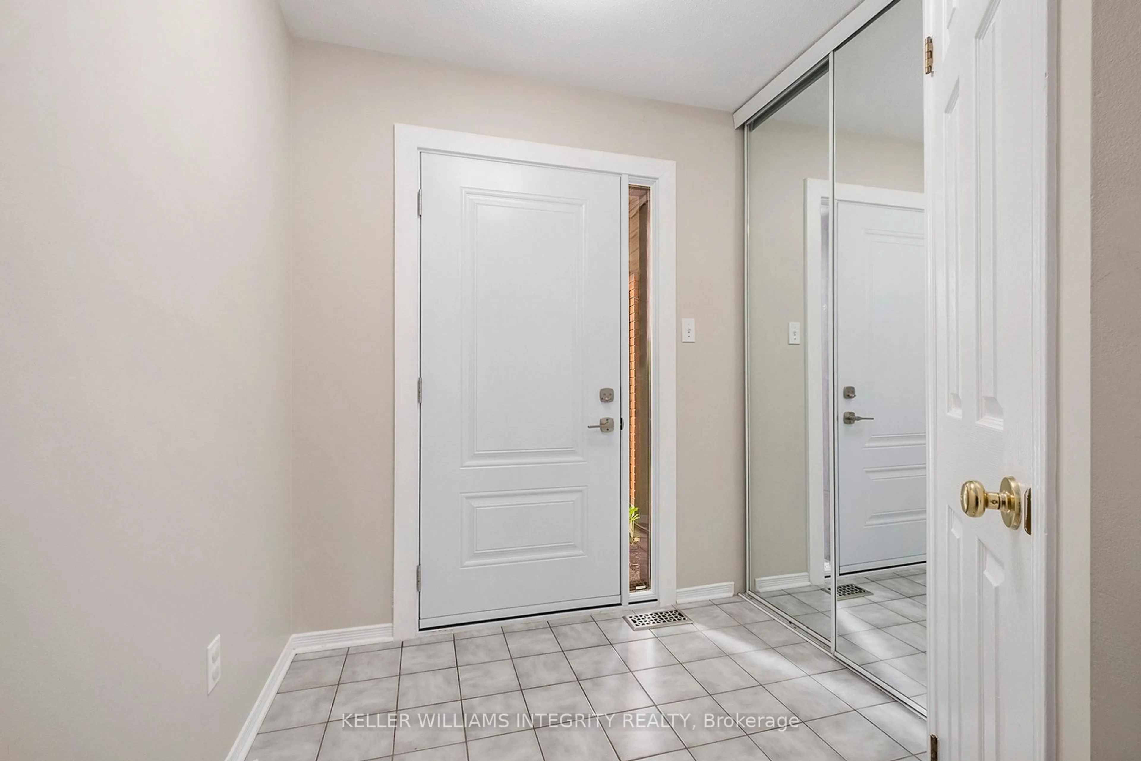 Indoor entryway for 41 Sedona St, Ottawa Ontario K2J 4K4