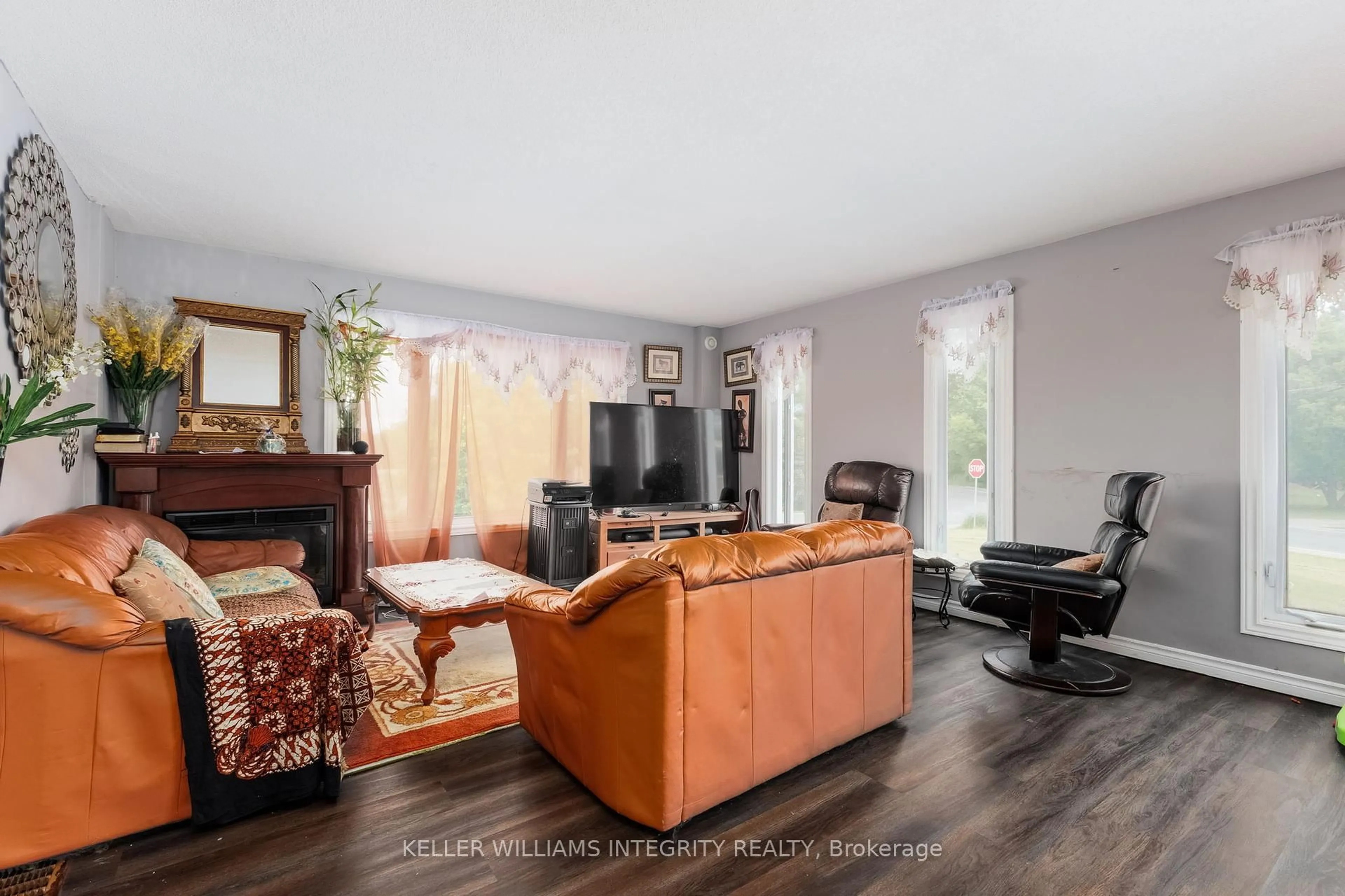 Living room with furniture, wood/laminate floor for 5070 Du Parc, The Nation Ontario K0B 1G0