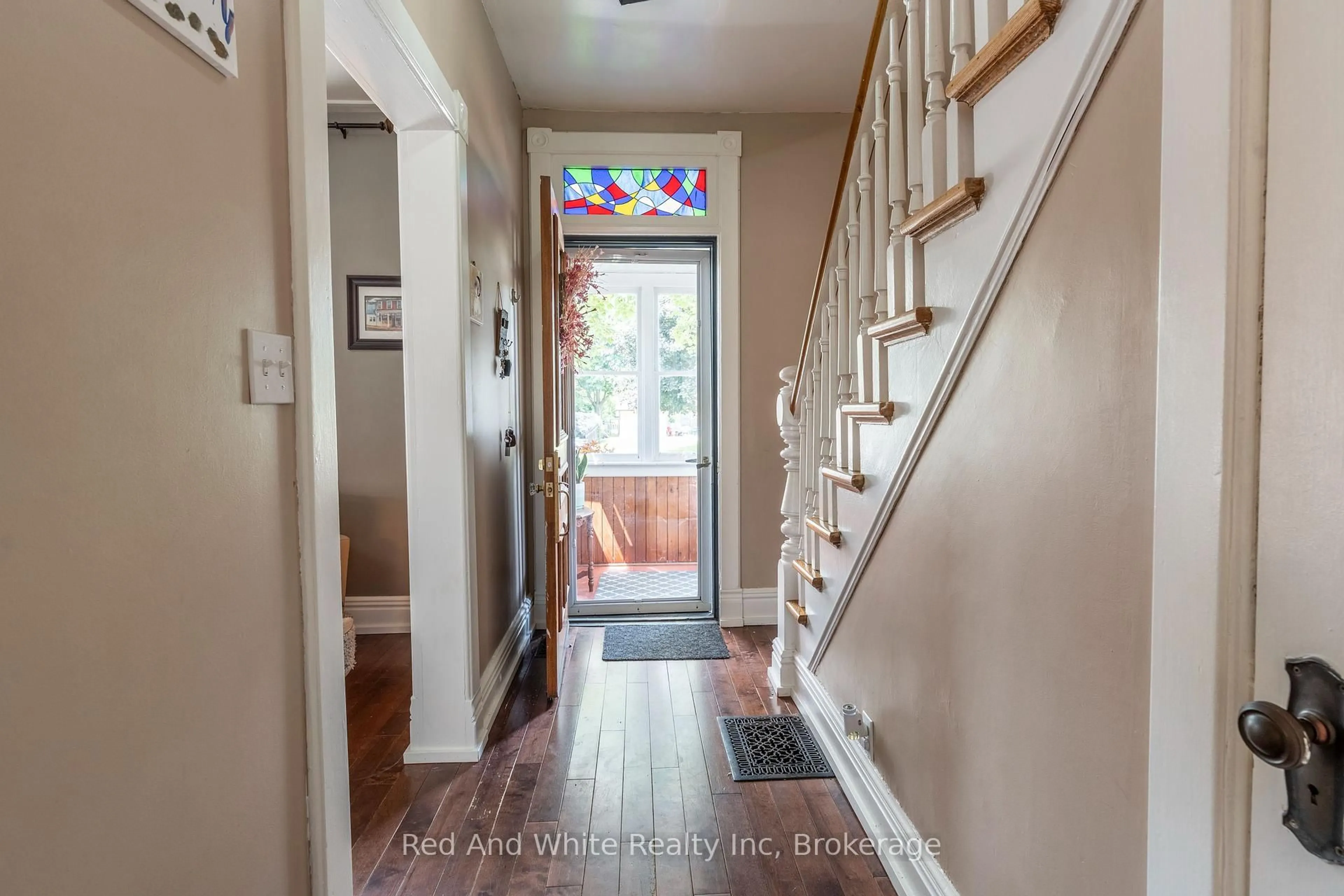 Indoor entryway for 611 Laurel St, Cambridge Ontario N3H 3Z1