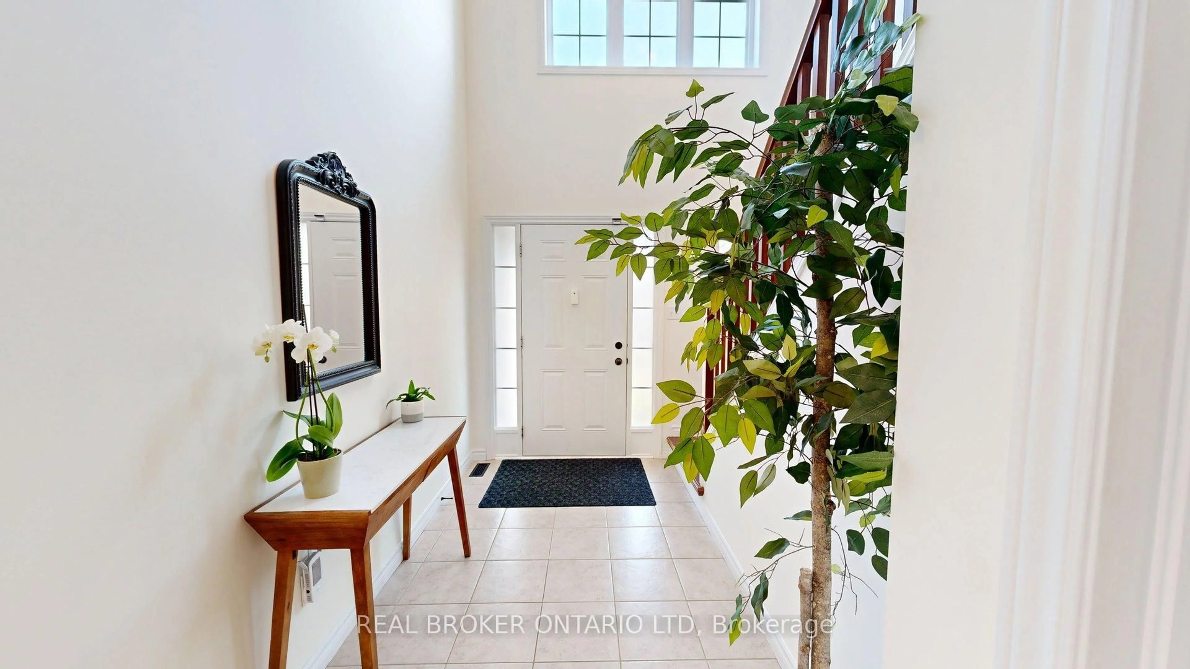Indoor entryway for 868 Reeves Ave, London North Ontario N6G 5K3