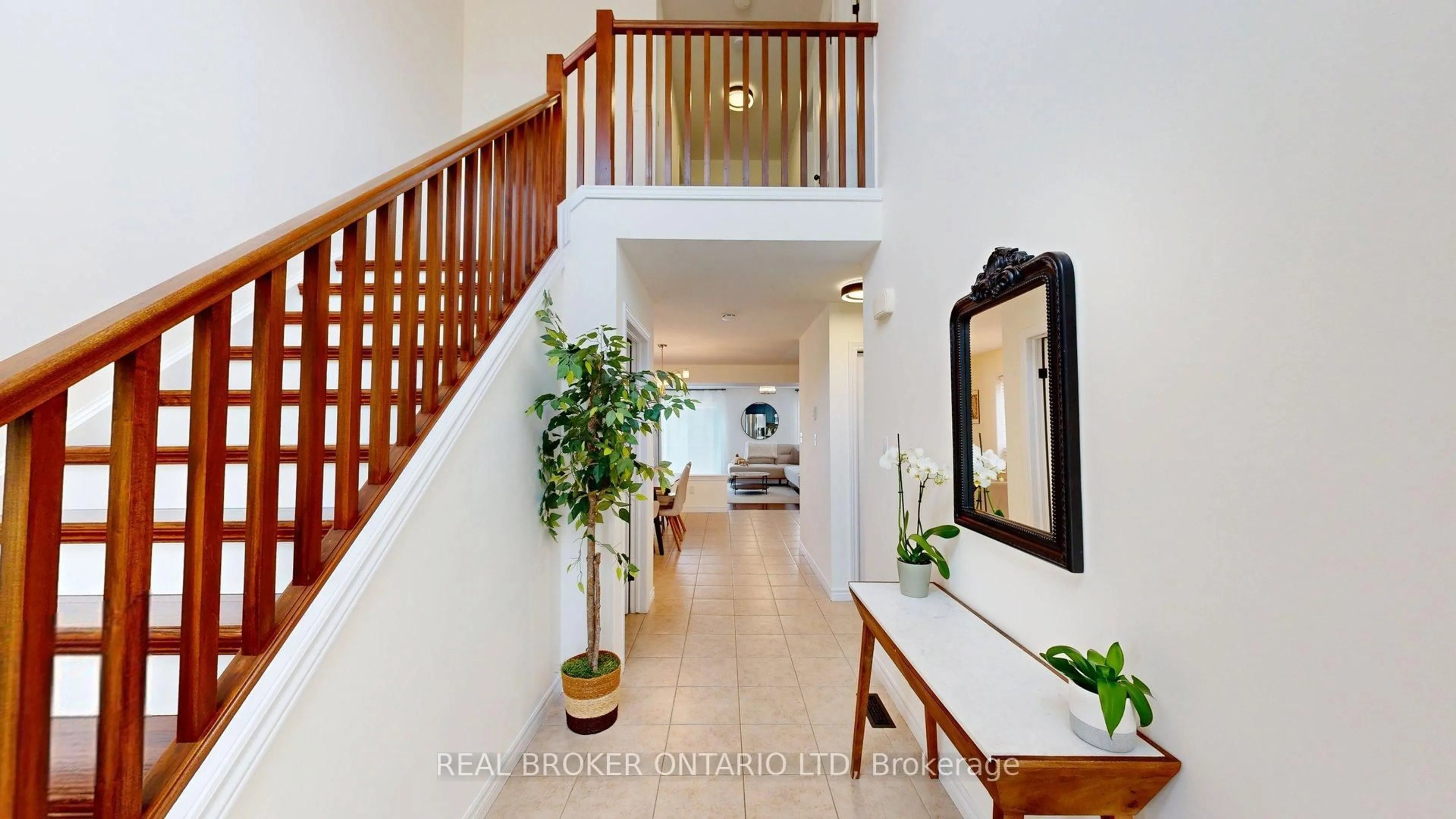 Indoor foyer for 868 Reeves Ave, London North Ontario N6G 5K3