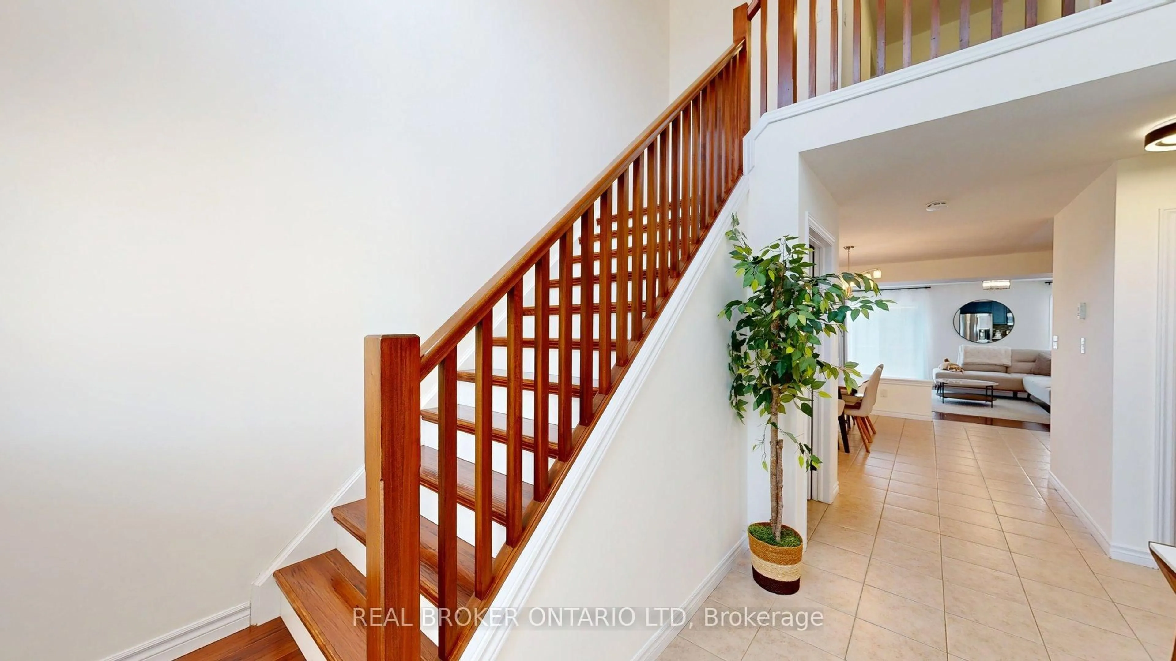 Indoor foyer for 868 Reeves Ave, London North Ontario N6G 5K3