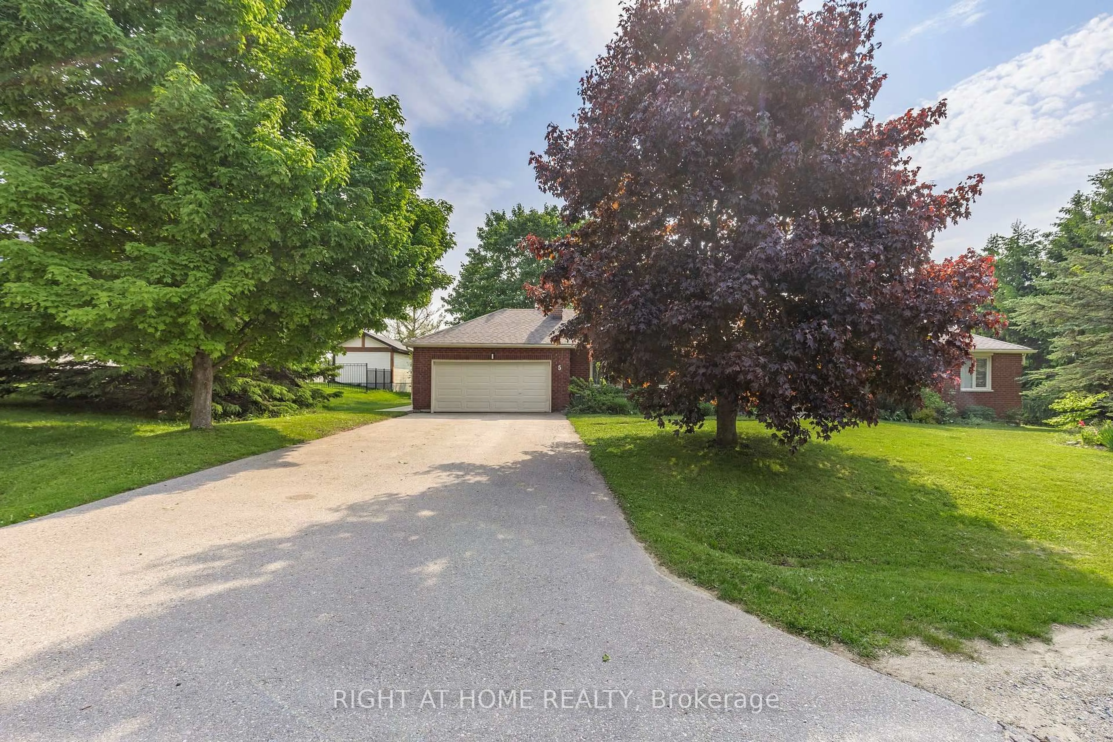 A pic from outside/outdoor area/front of a property/back of a property/a pic from drone, street for 5 Madill Dr, Mono Ontario L9W 6G3