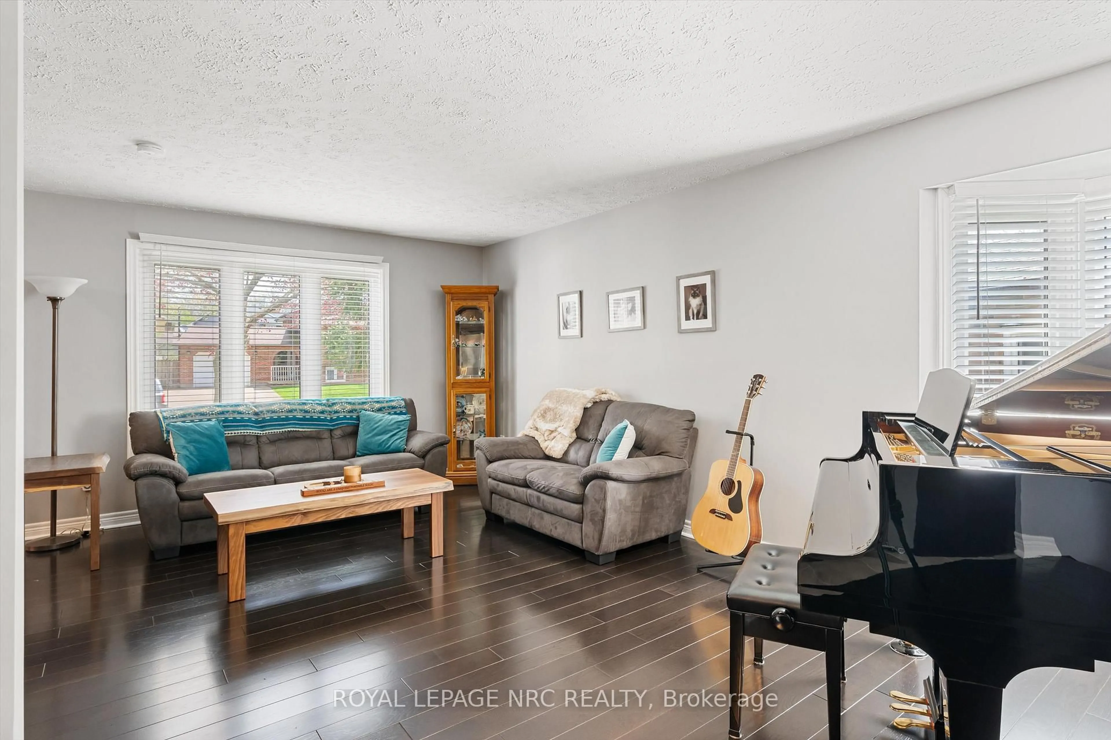 Living room with furniture, wood/laminate floor for 6237 Delta Dr, Niagara Falls Ontario L2H 2H5