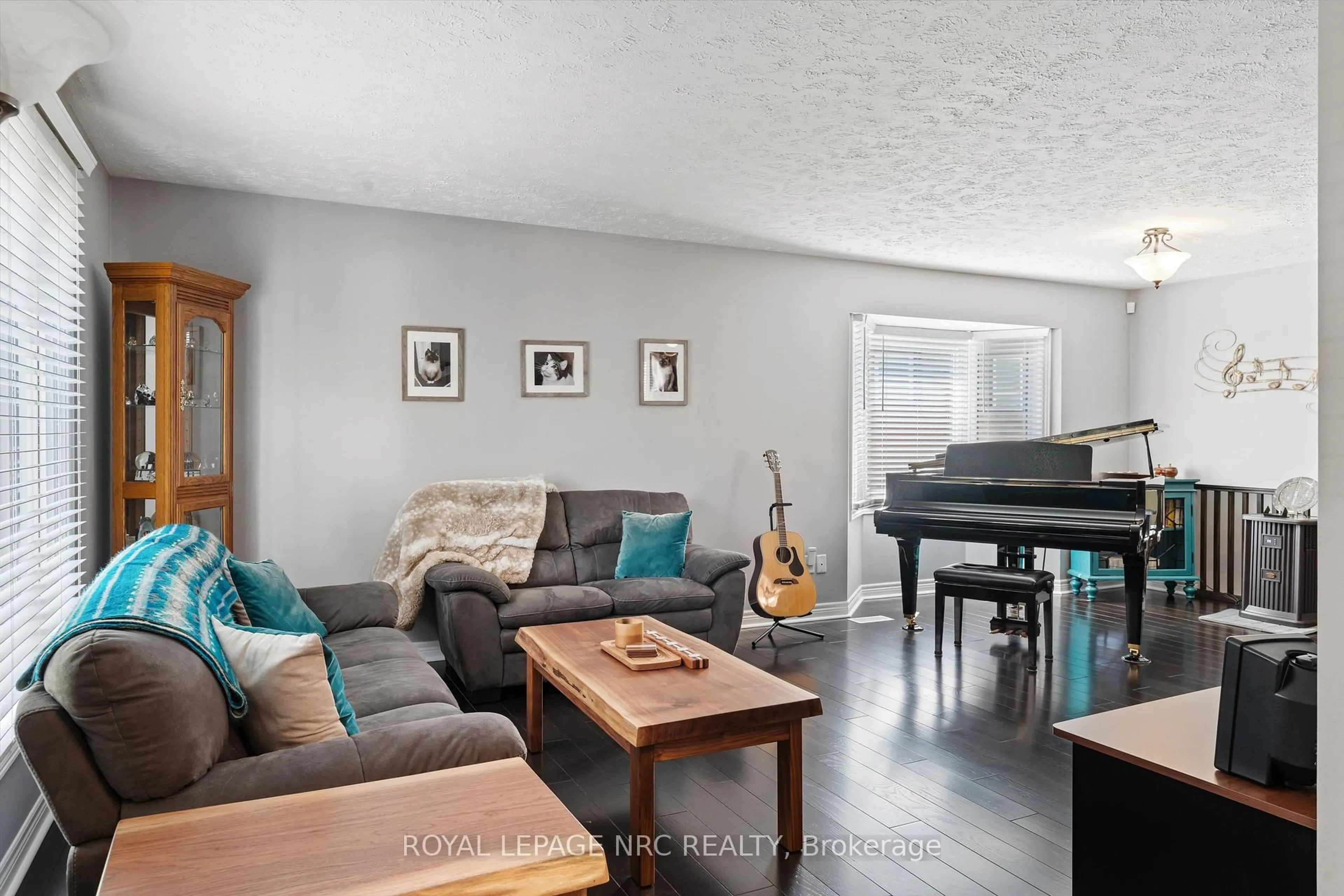 Living room with furniture, wood/laminate floor for 6237 Delta Dr, Niagara Falls Ontario L2H 2H5