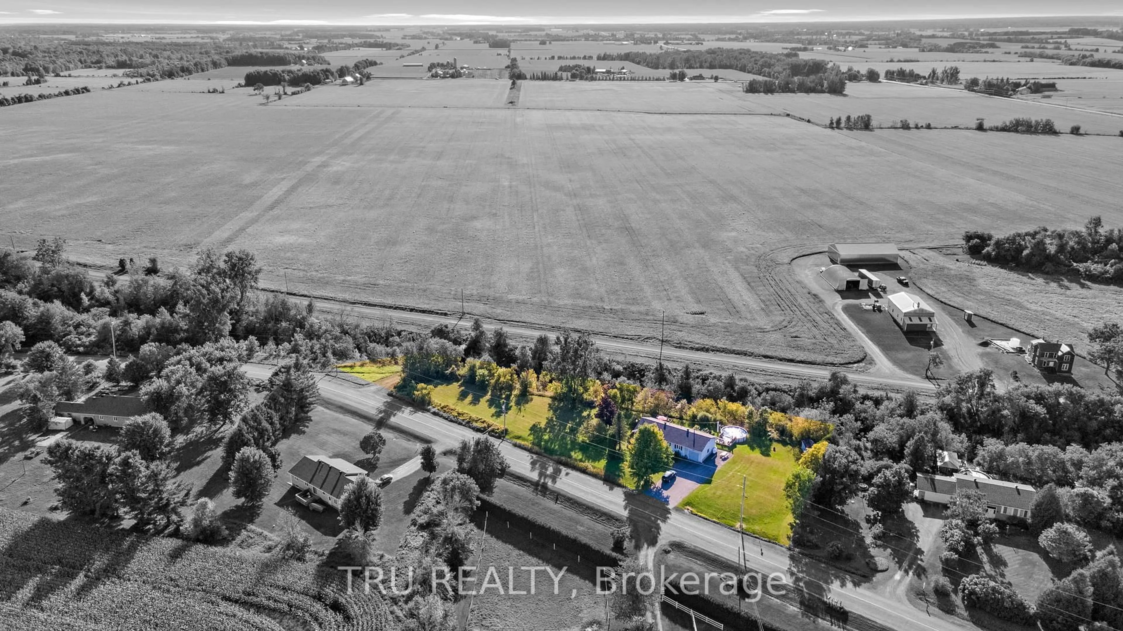 A pic from outside/outdoor area/front of a property/back of a property/a pic from drone, building for 1668 Groves Rd, Russell Ontario K4R 1E5