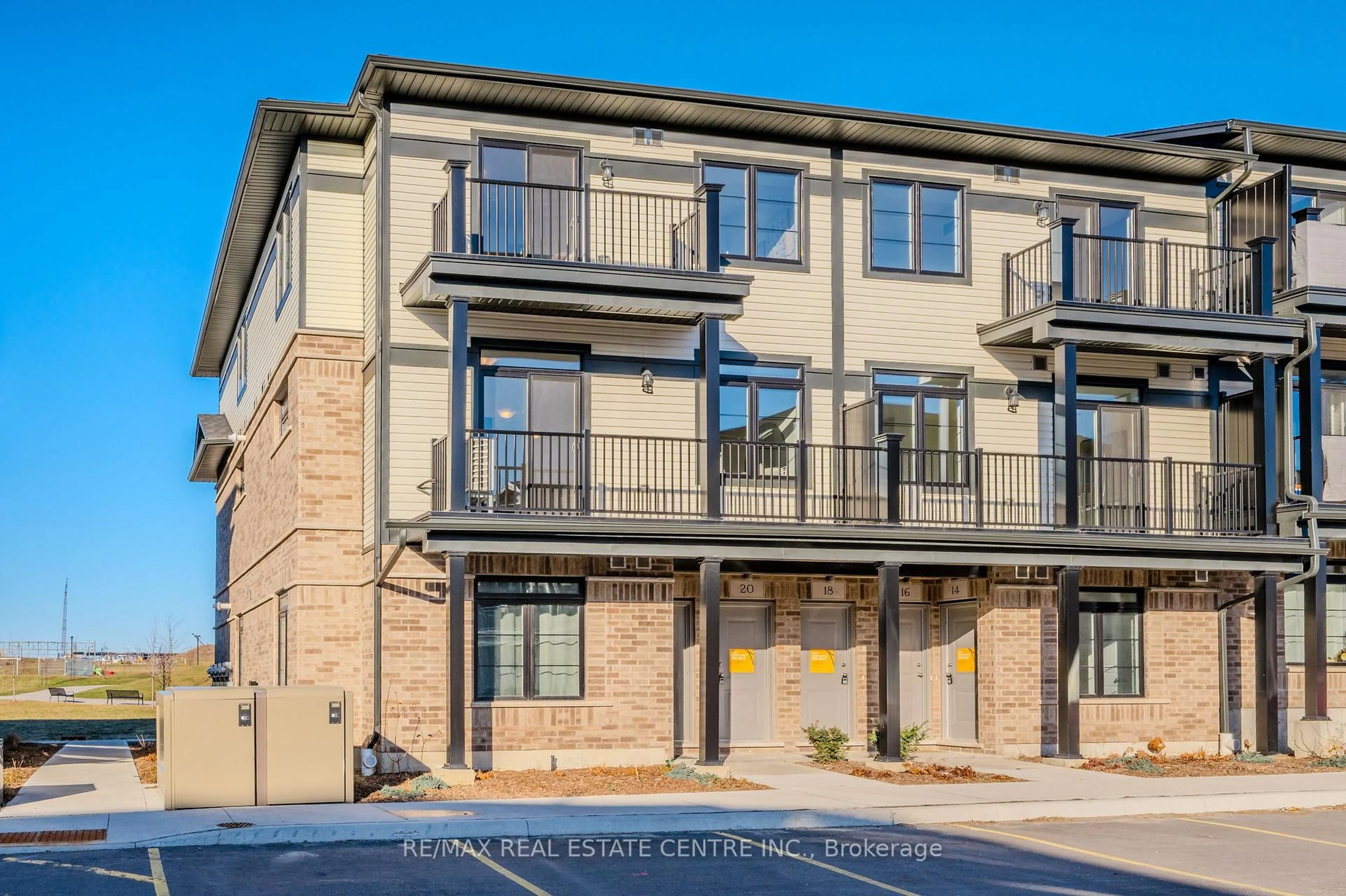 Home with brick exterior material, street for 22 Lomond Lane, Kitchener Ontario N2R 0T6