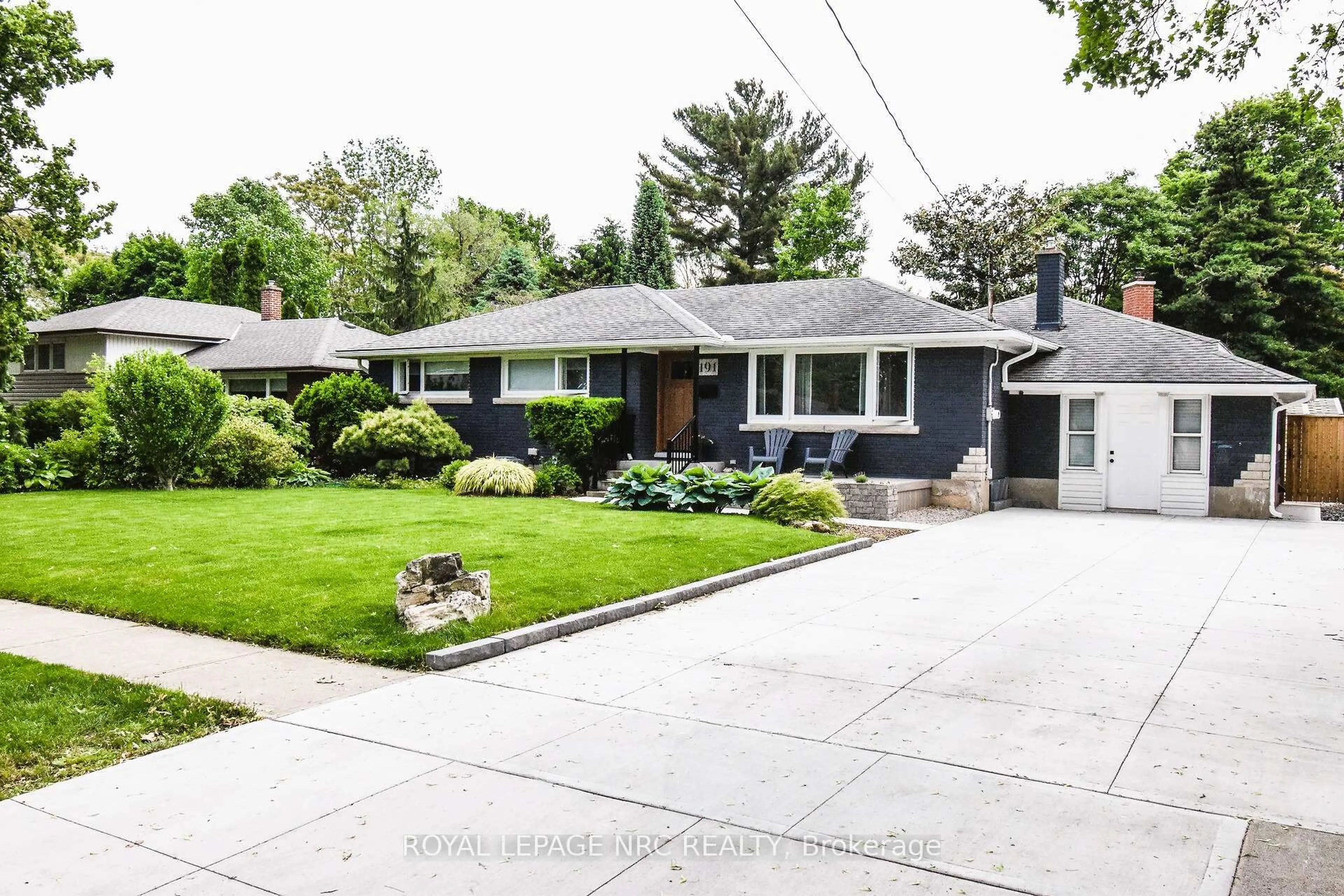 Home with vinyl exterior material, street for 191 Dalhousie Ave, St. Catharines Ontario L2N 4X8
