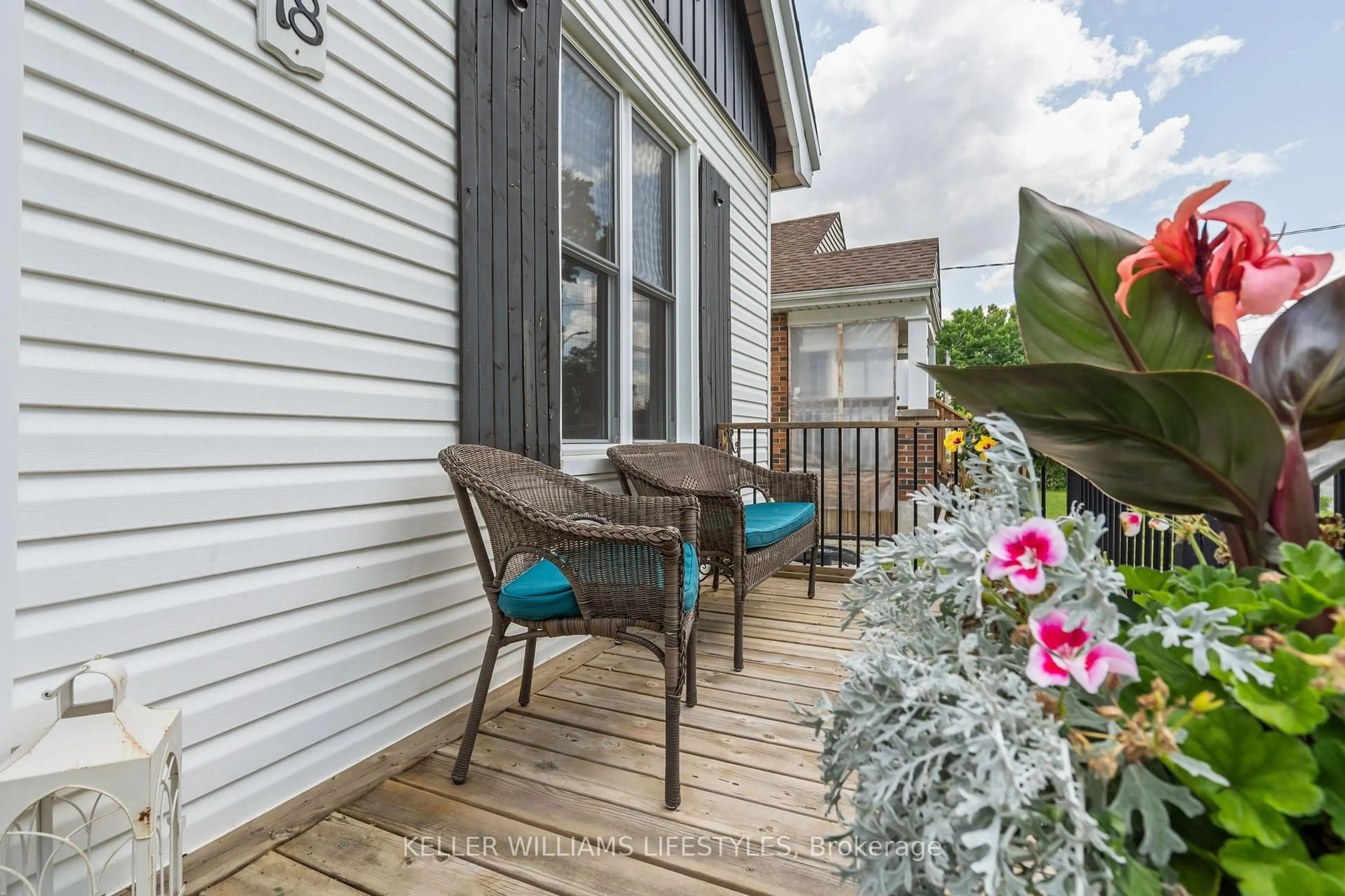 Patio, street for 18 SYCAMORE St, London East Ontario N5Z 1K7