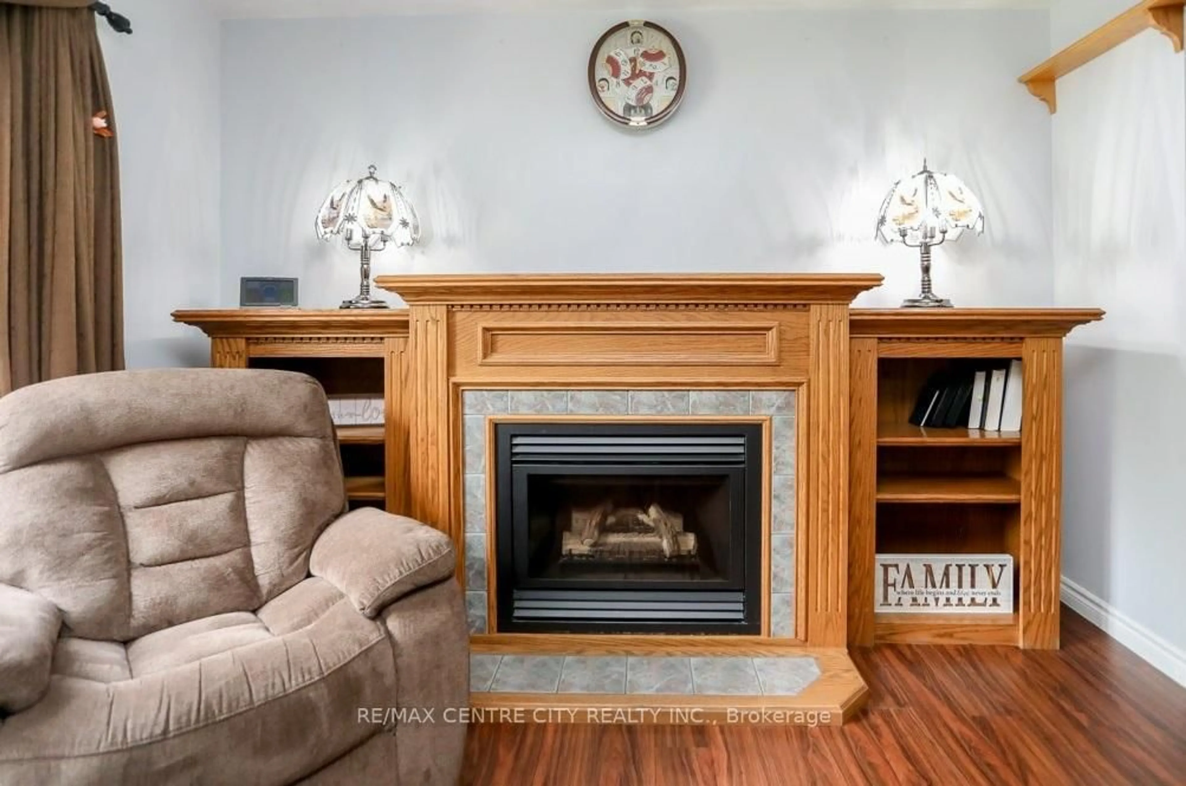 Living room with furniture, unknown for 67 Farmington Ave, Aylmer Ontario N5H 3E3