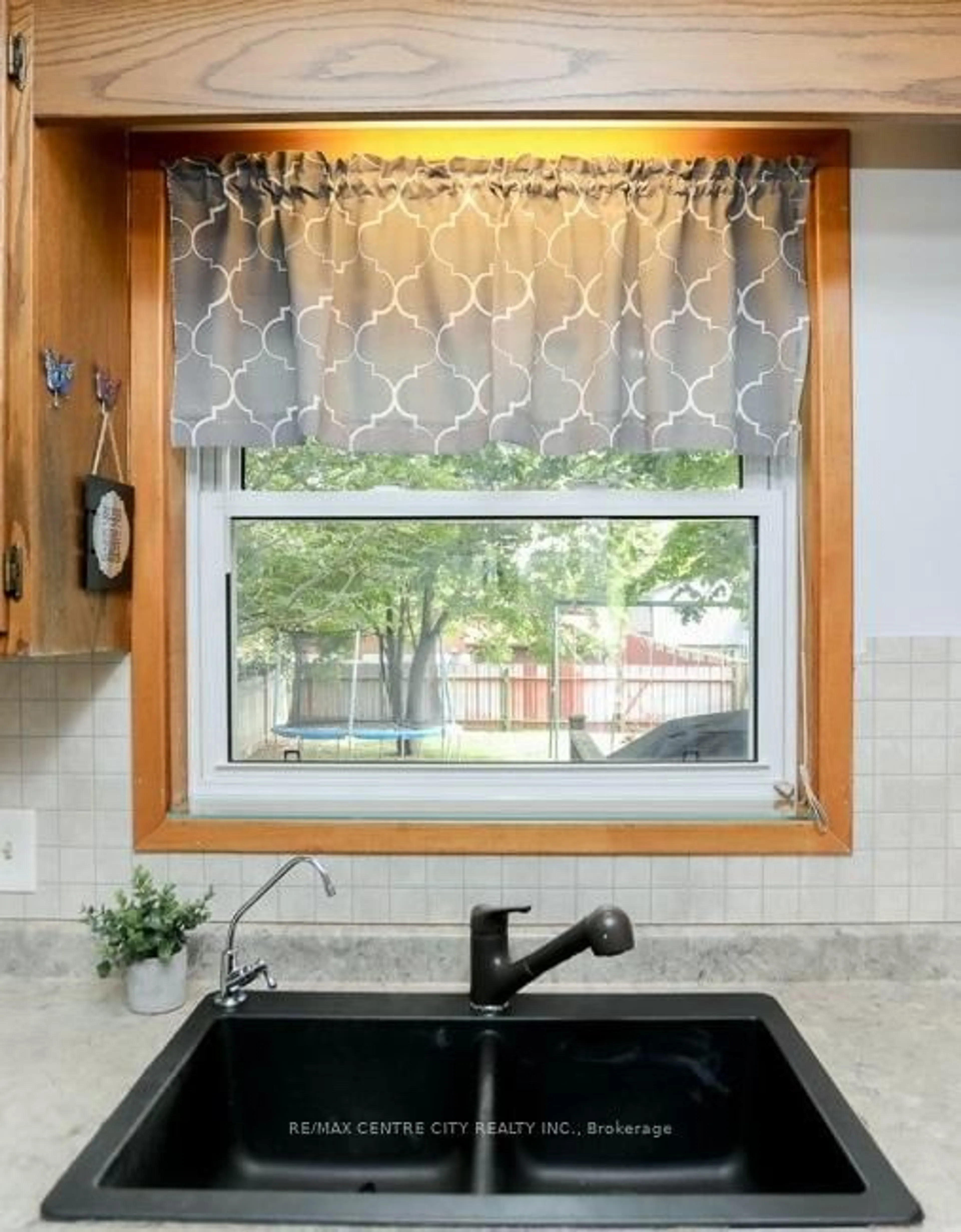 Contemporary kitchen, ceramic/tile floor for 67 Farmington Ave, Aylmer Ontario N5H 3E3