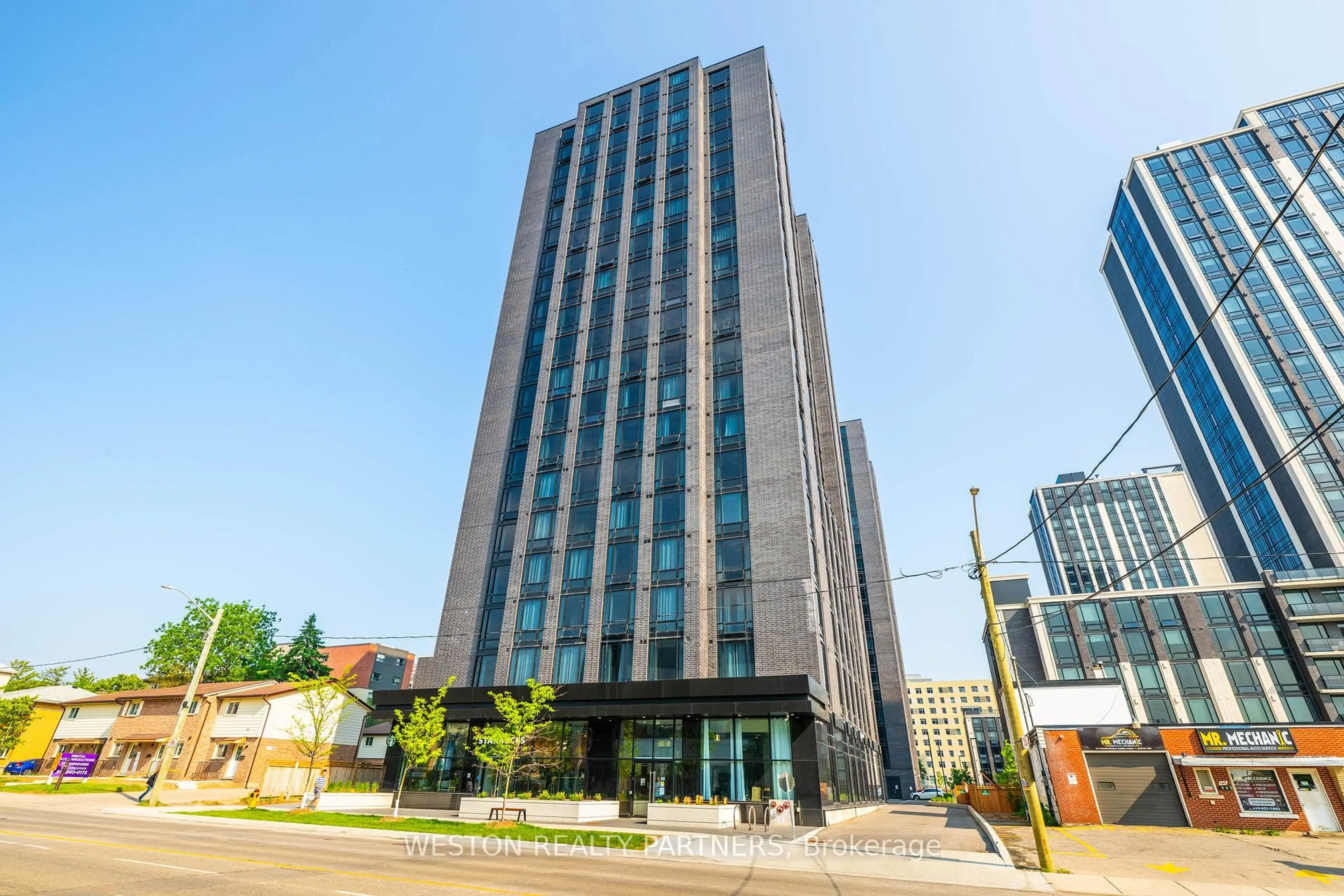 Indoor foyer for 145 Columbia St #726, Kitchener Ontario N2L 3L2
