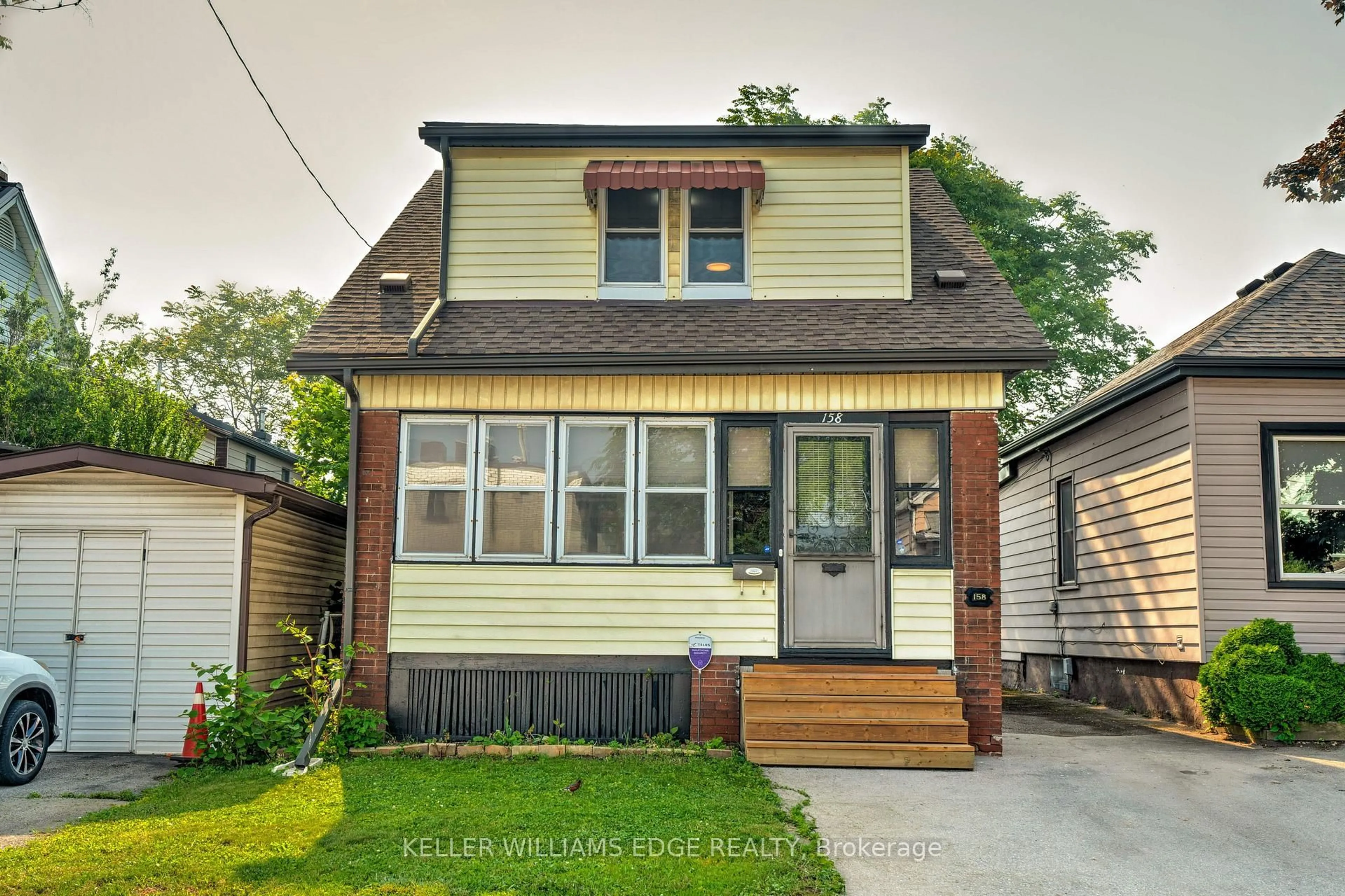 Home with vinyl exterior material, street for 158 Rosslyn Ave, Hamilton Ontario L8L 7P6