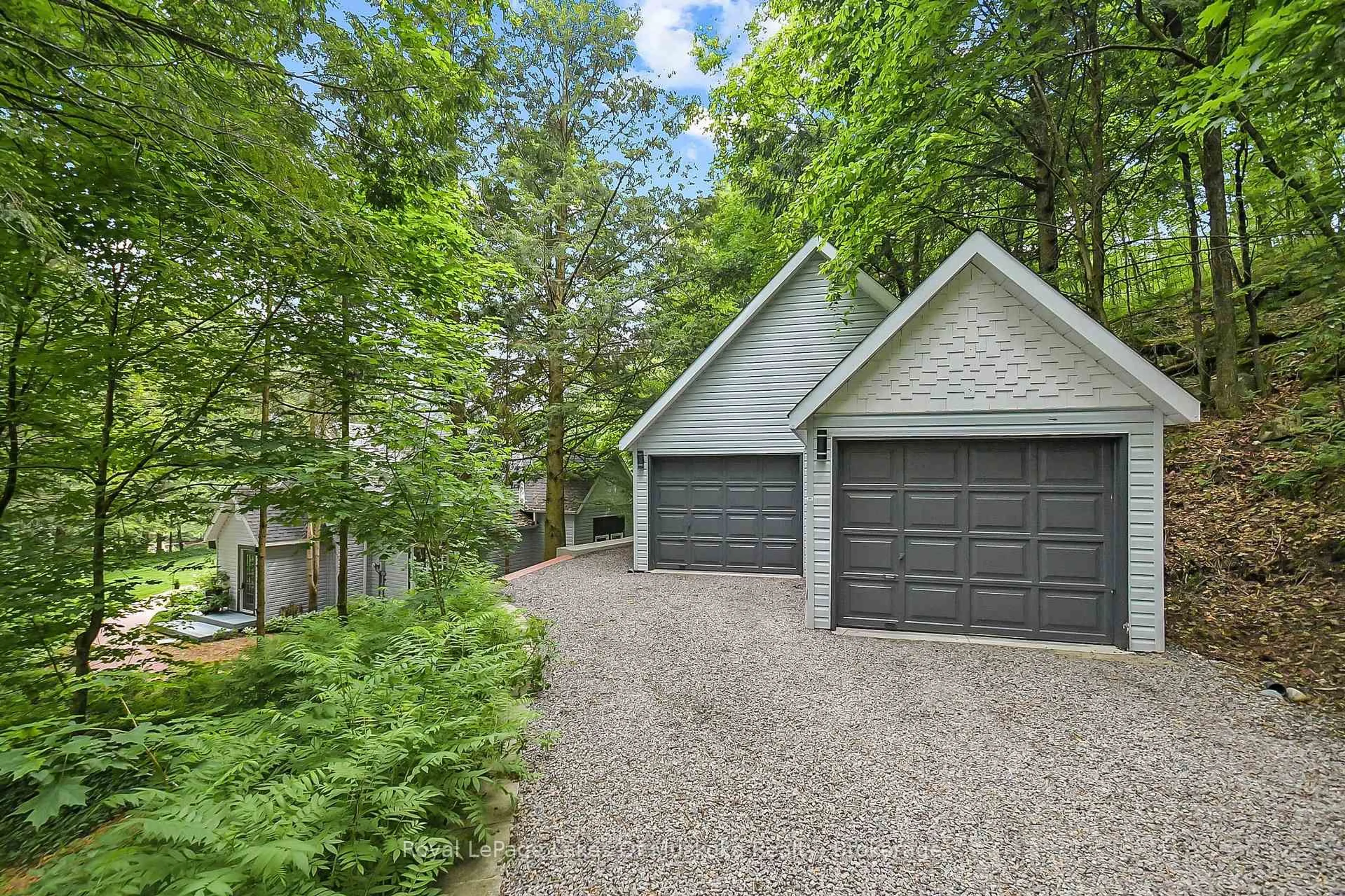 Indoor garage for 103 Southbank Dr, Bracebridge Ontario P1L 1G3