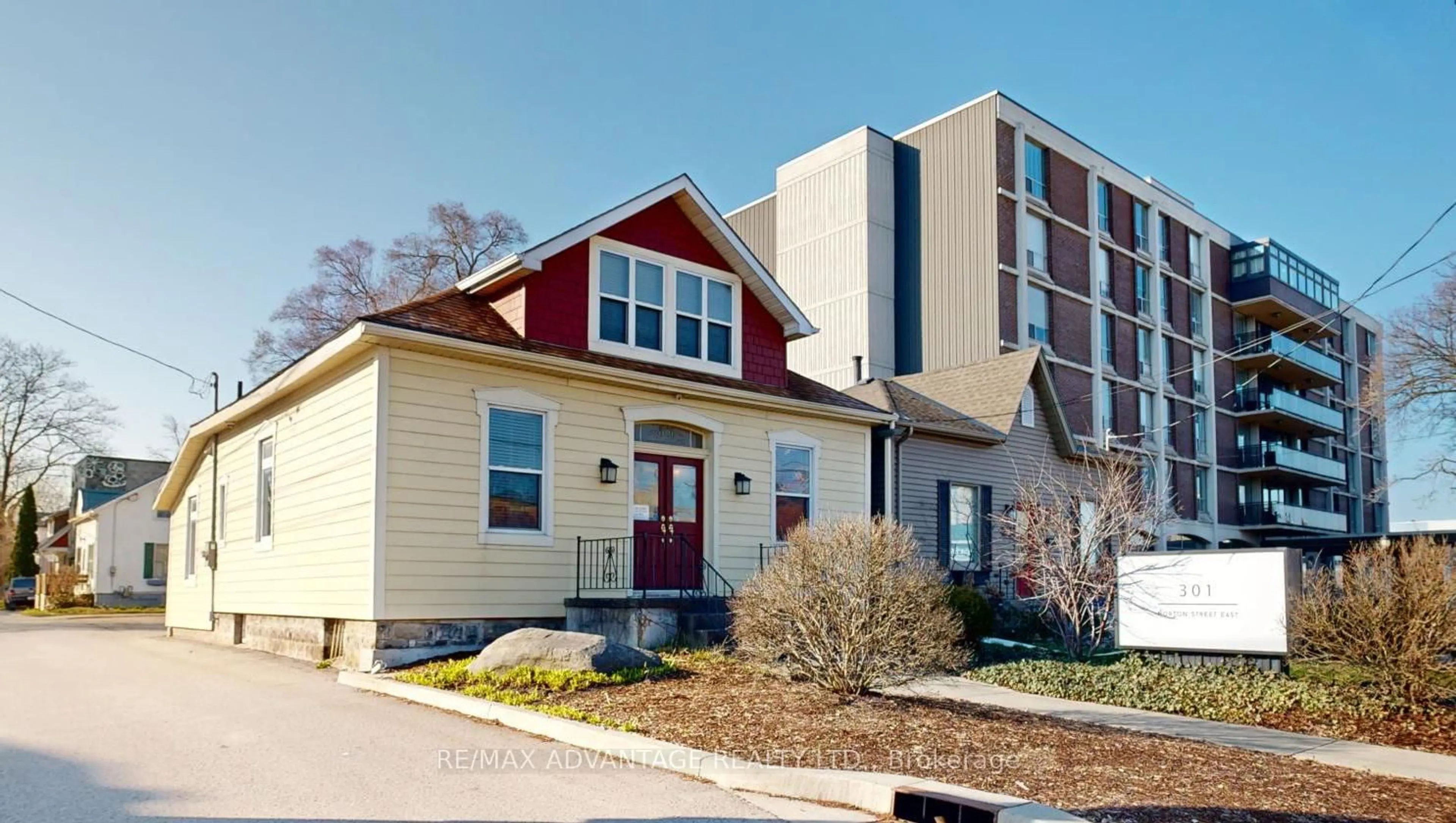 Home with vinyl exterior material, building for 301 Horton St, London East Ontario N6B 1L2