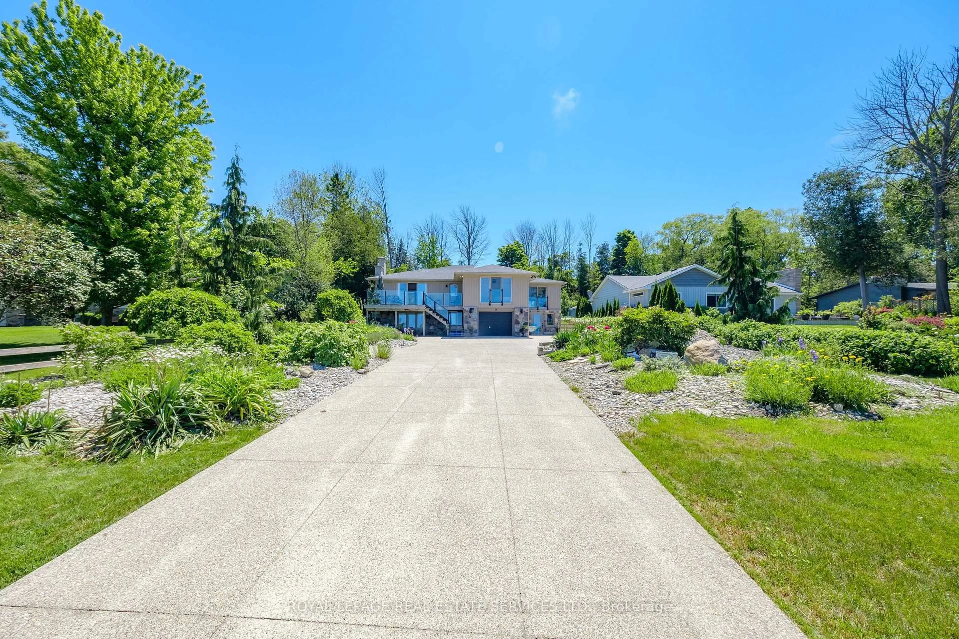 A pic from outside/outdoor area/front of a property/back of a property/a pic from drone, water/lake/river/ocean view for 39 Goderich St, Kincardine Ontario N2Z 2L2