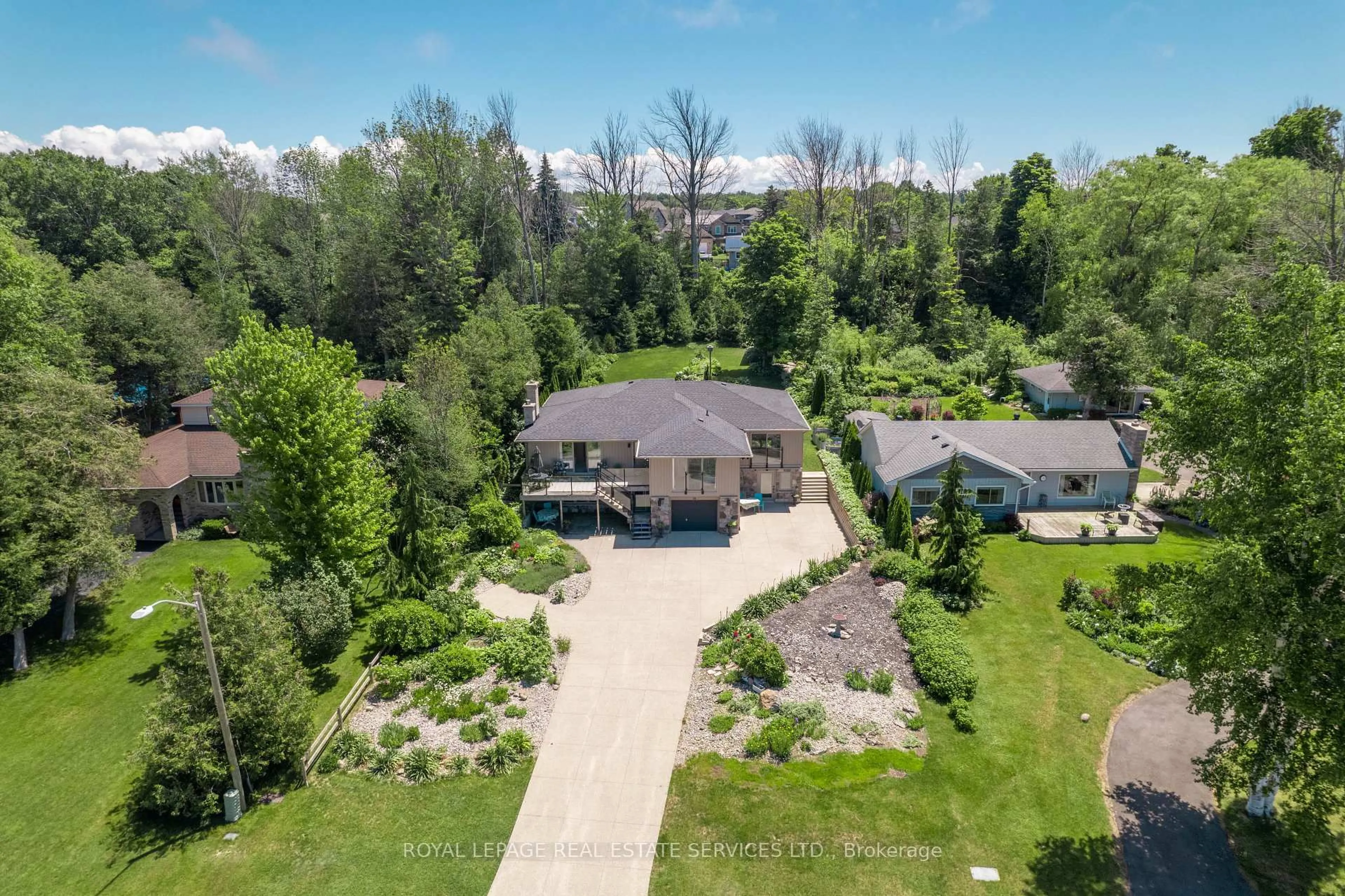 A pic from outside/outdoor area/front of a property/back of a property/a pic from drone, unknown for 39 Goderich St, Kincardine Ontario N2Z 2L2